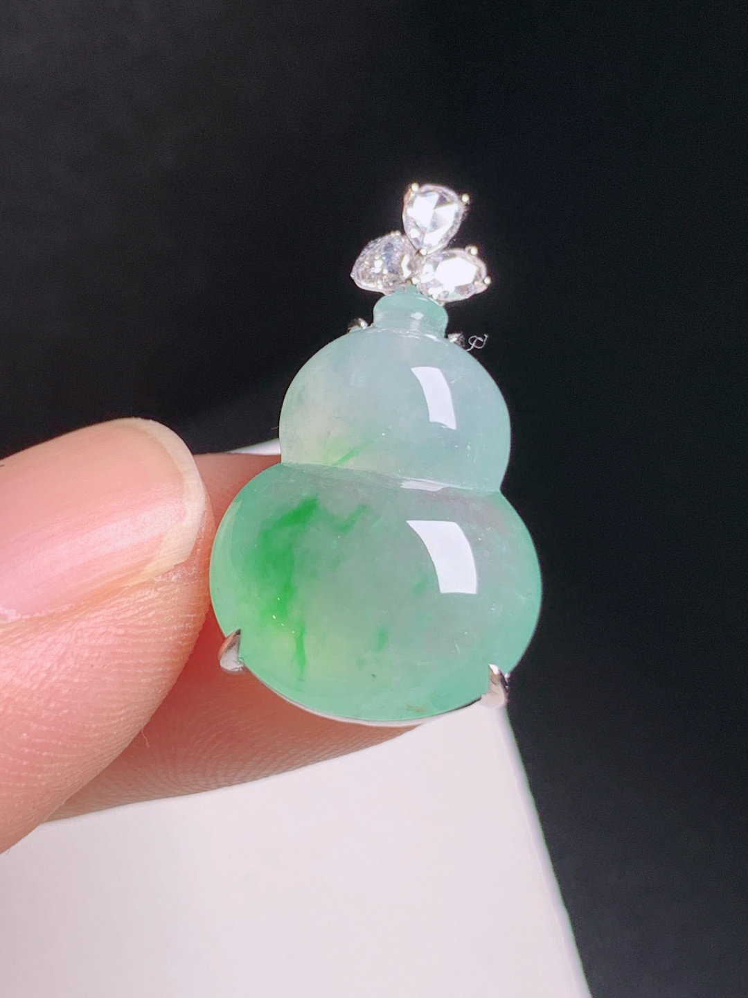 ️ 冰种飘绿葫芦吊坠，冰润起光，翠色灵动，福禄相伴 裸石19-13.8-4.7 整体24.8 920818