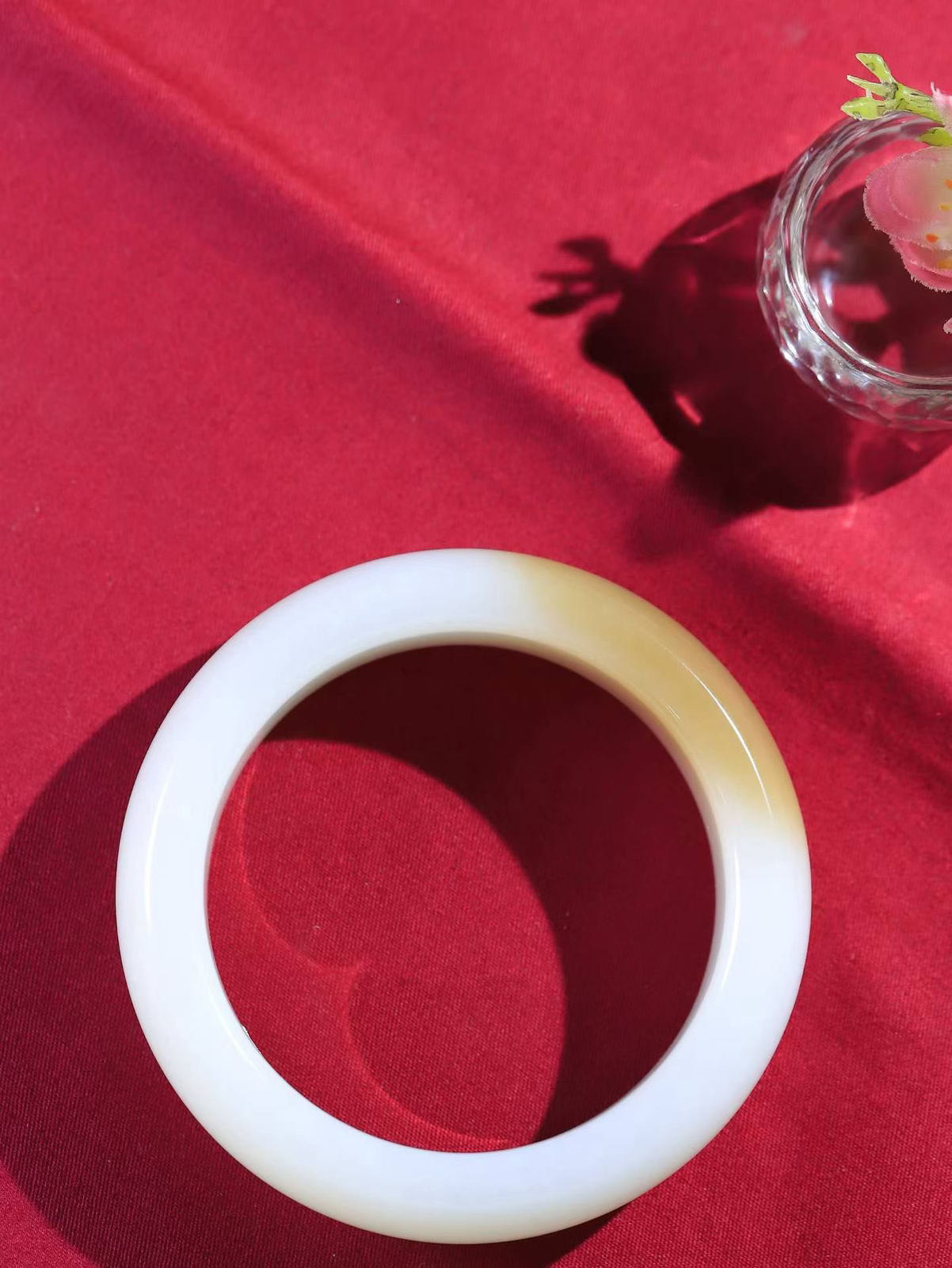 （温柔雅致.手镯）

收藏级臻品️和田玉糖白玉手镯。镯型饱满，温润细腻，脂润沁香。️执一卷书，沏一盏茶，着一袭裙，戴一只镯。淡淡浅笺，素心若兰，静赏玉中诗画。悠悠岁月，芊手轻摘，盛满诗样芳华。重113.81克   内径59.5mm尺寸19.5-10.5mm   FDA-99703121