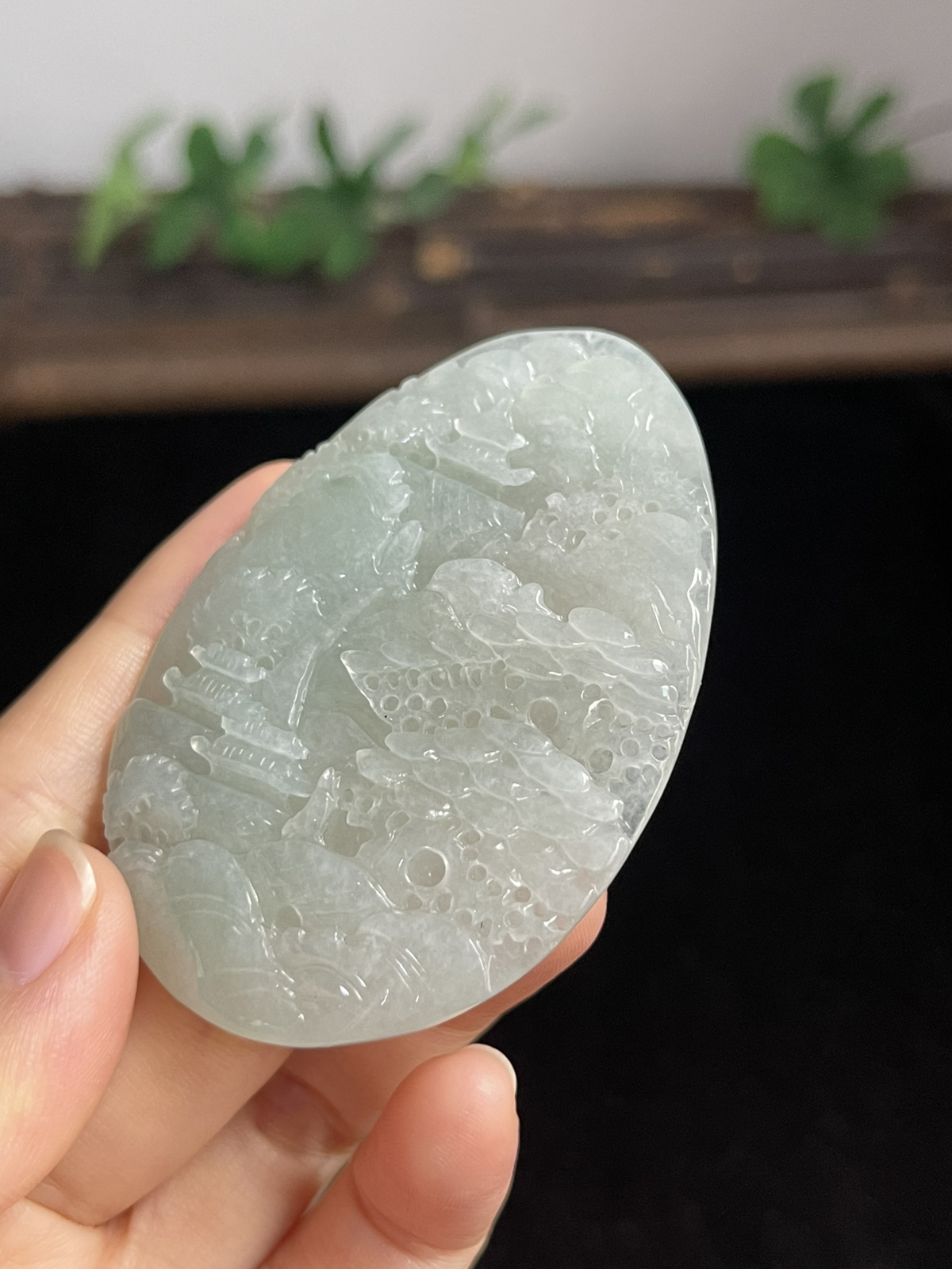 翡翠糯化种淡绿色山水牌