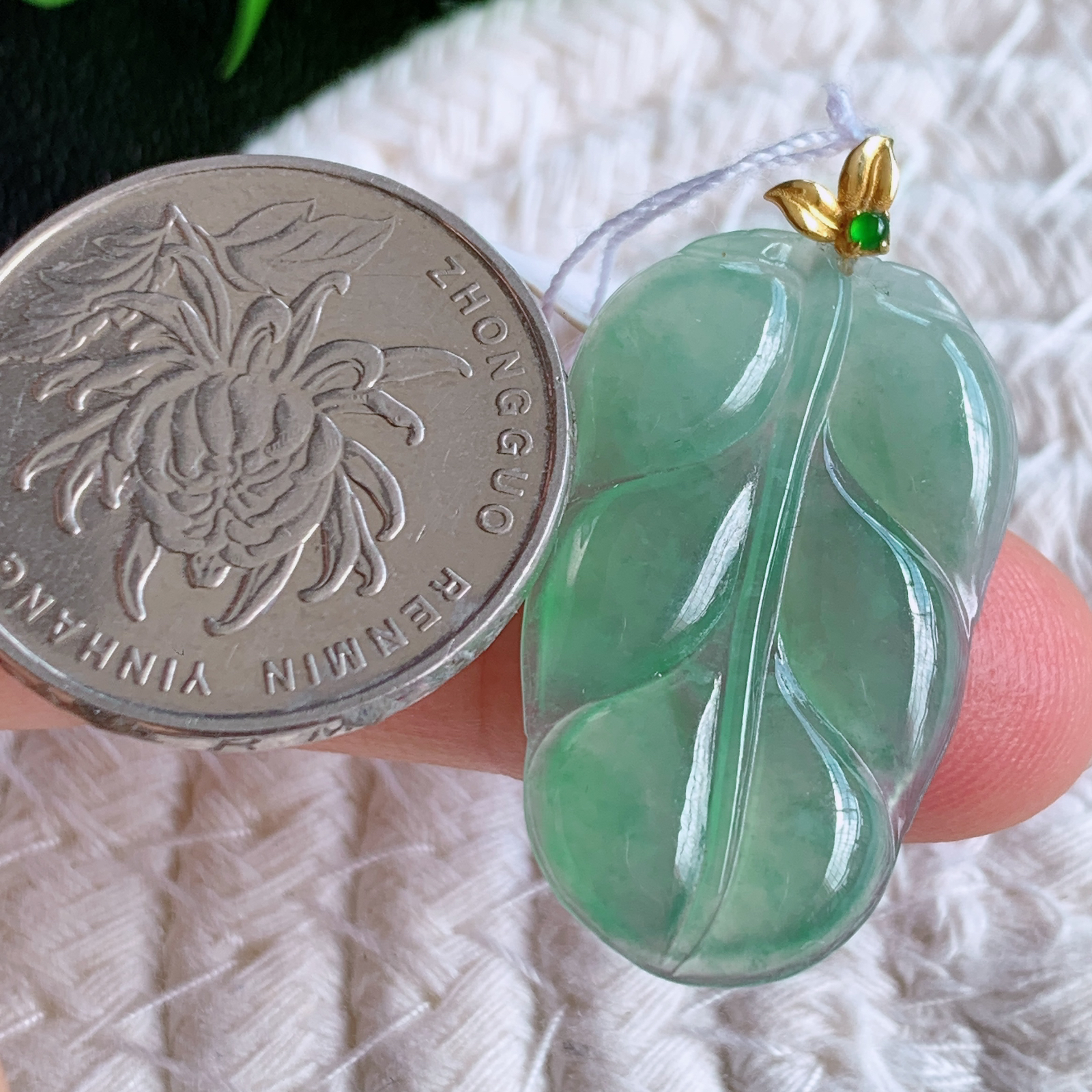 18k金扣冰润金枝玉叶翡翠吊坠  老种起胶感  寓意“金枝玉叶，大业有成，一夜成名”  饱满大气，水润通透。W415.17  整体尺寸：34-18-3.2mm  裸石尺寸：29.5-18-3.2mm
