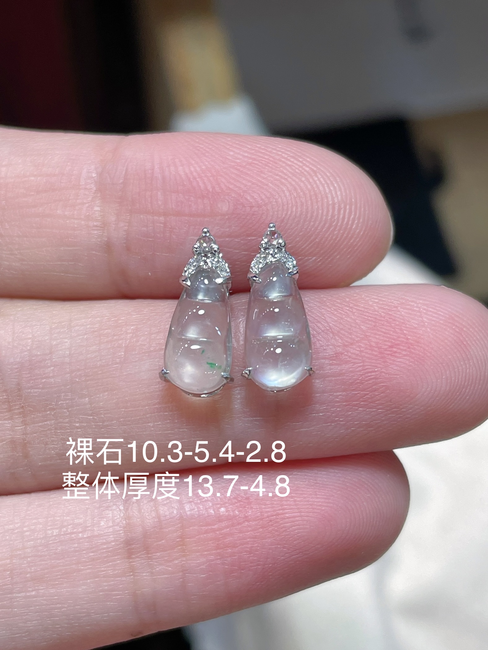 ️ 天然翡翠A货冰种福豆耳钉， 很纯很冰，料子够厚装，无裂，18k真金镶嵌，10.3-5.4-2.