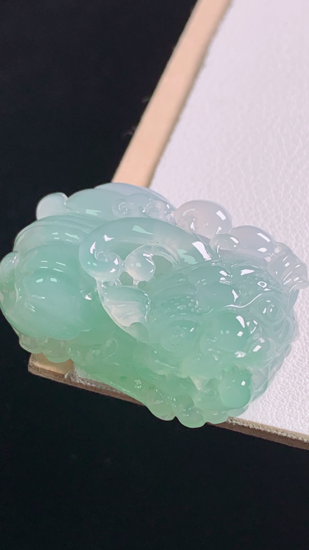 冰晴貔貅，种色兼备，雕工精湛，霸气，无裂，尺寸:37.2-14.4-14.9mm 17