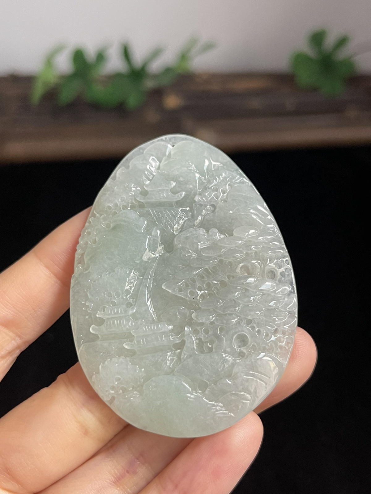 翡翠糯化种淡绿色山水牌