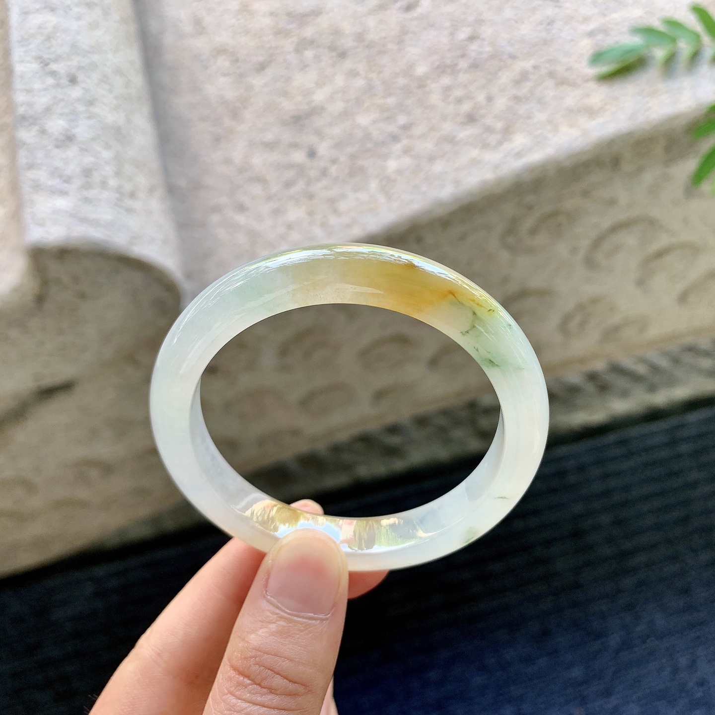 正圈51 52，圈口52.3/10.2/7.4，编码G9082022，描述糯冰飘黄翡，水润，种老，细腻，打灯有纹线。