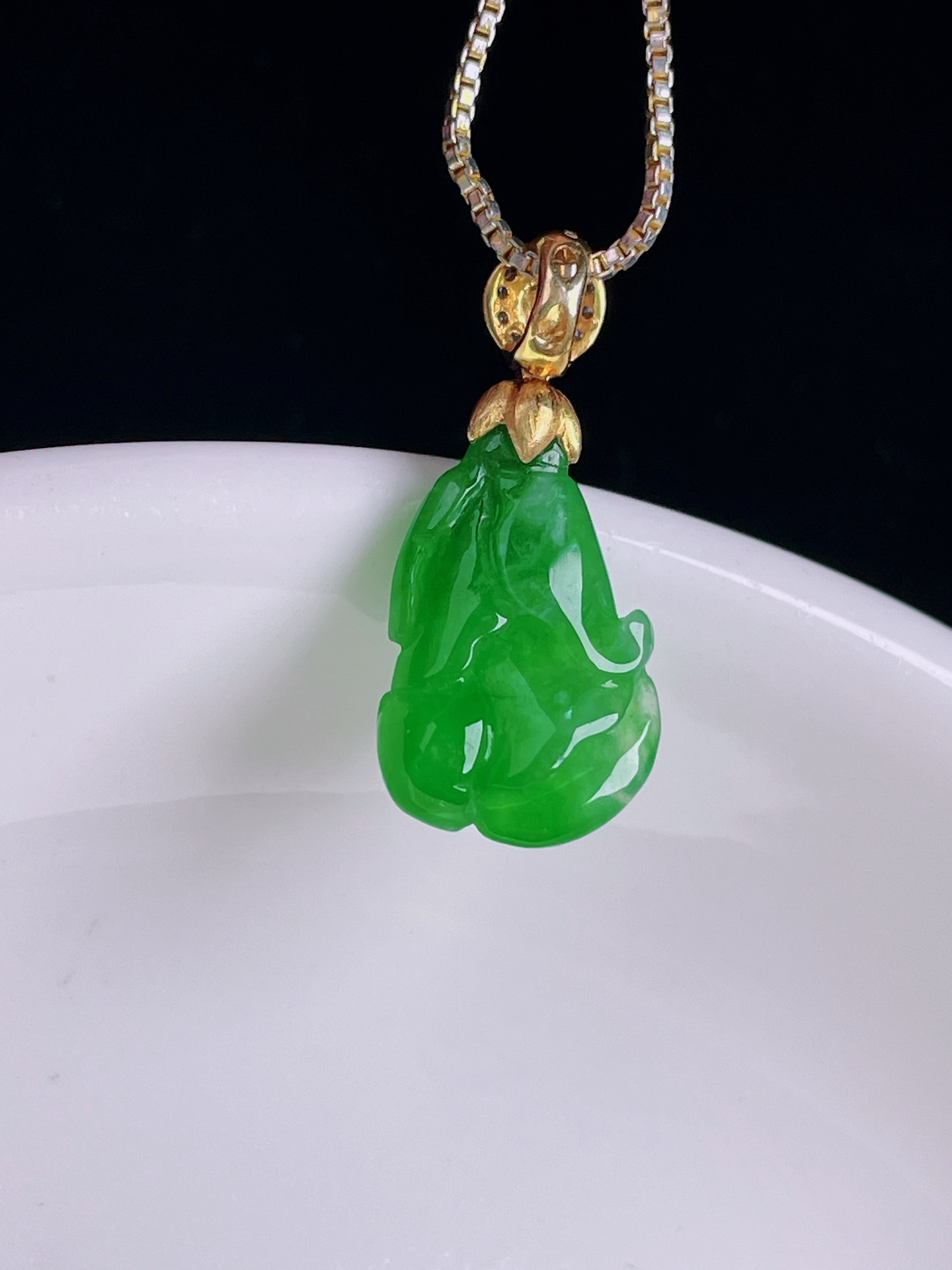 冰绿百财白菜，18k镶嵌，老种起光，细底通透，尺寸：21.2裸石14.4/9.4/4.6mm0819