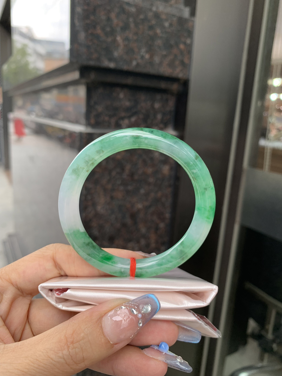 满绿花圆条
53.6-8.5-7.8
打灯棉线，底妆水润细腻，简约却充满灵气，满圈绿花点缀，清新如芽