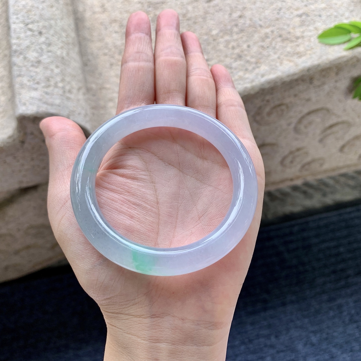 圆条52 53，圈口53.6/9.7/9.6，编码DZ041019，糯冰飘绿，水润，种老，细腻，打灯有棉线