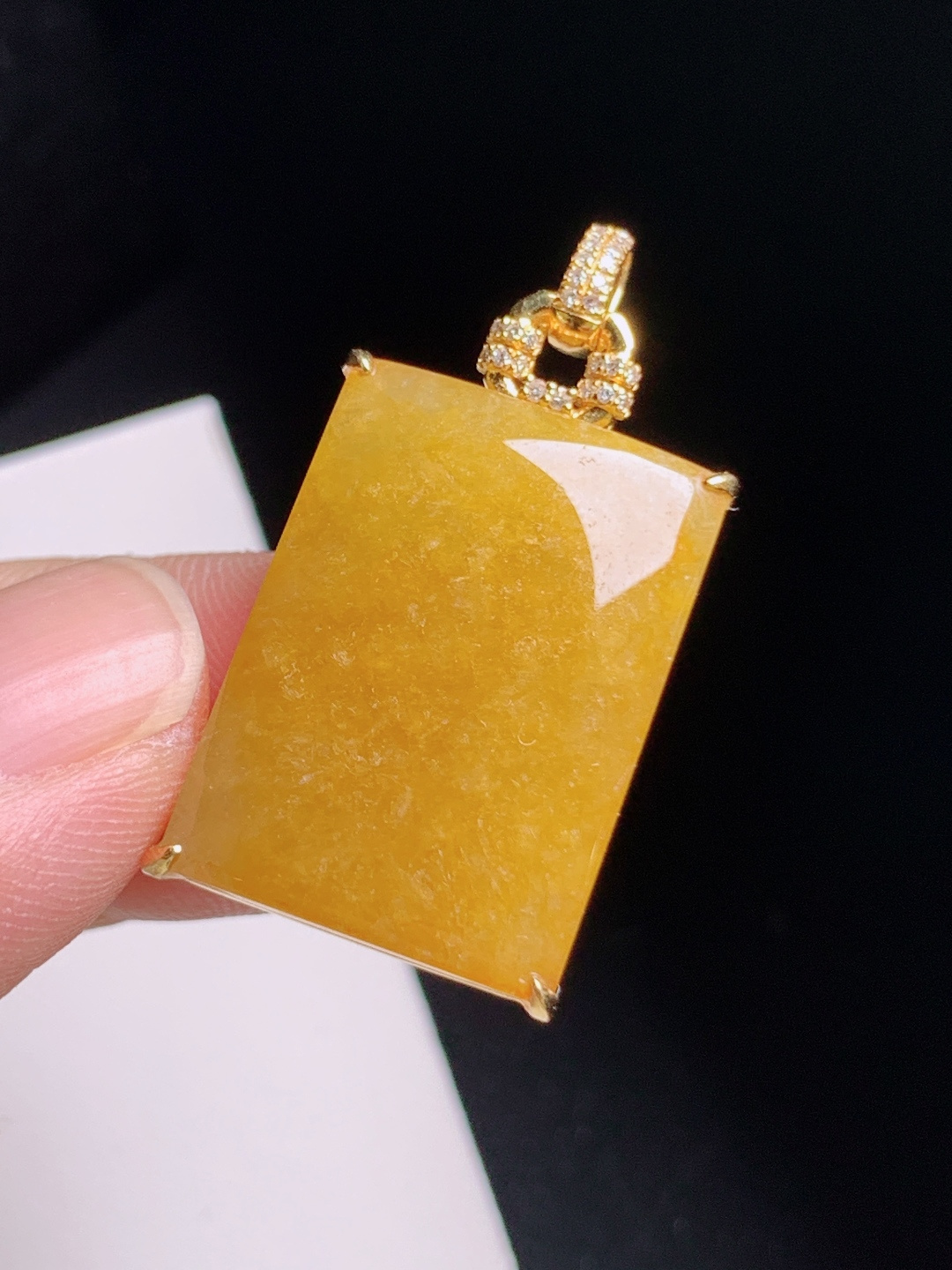 黄翡方牌吊坠，暖意浓郁，简约大气，稳重大气