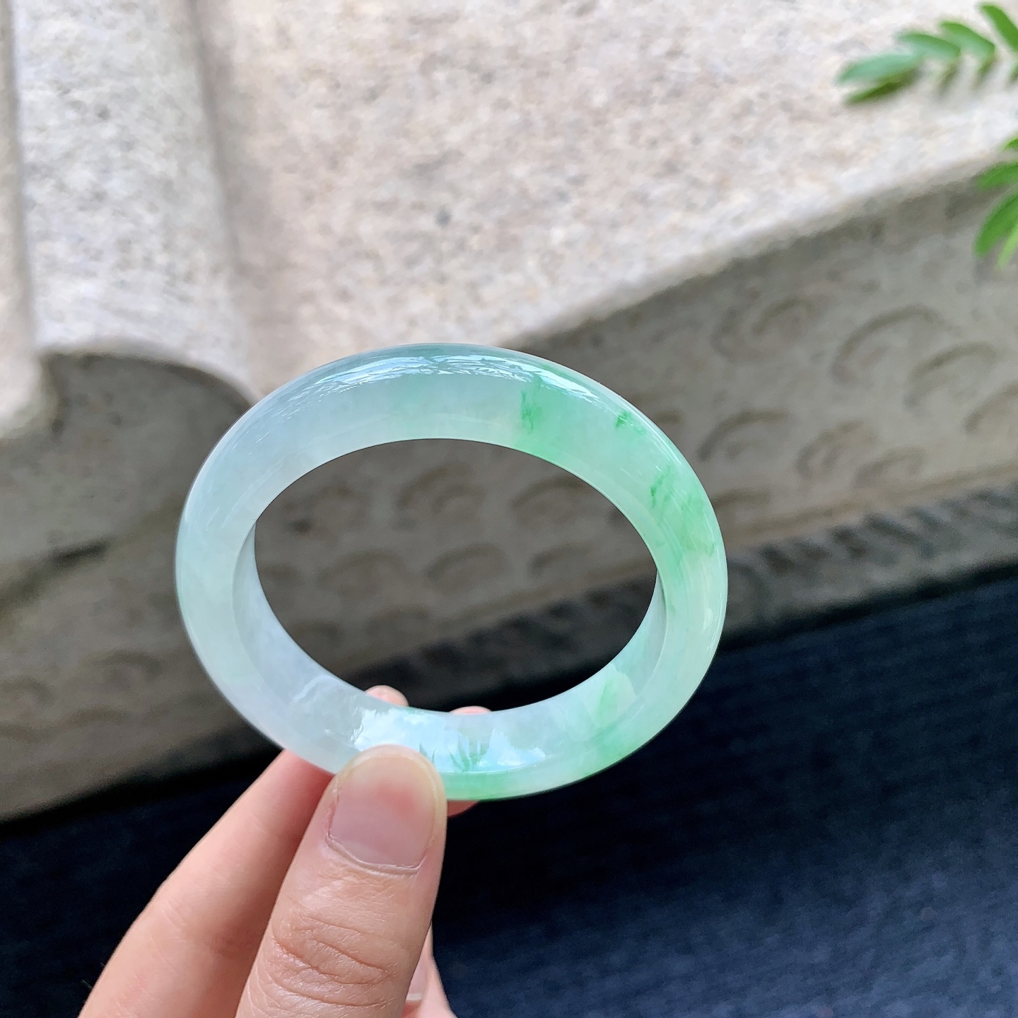 正圈49 50，圈口50.1/12.5/8，编码B2082006，描述糯冰飘绿，水润，种老，细腻，打灯有棉线
