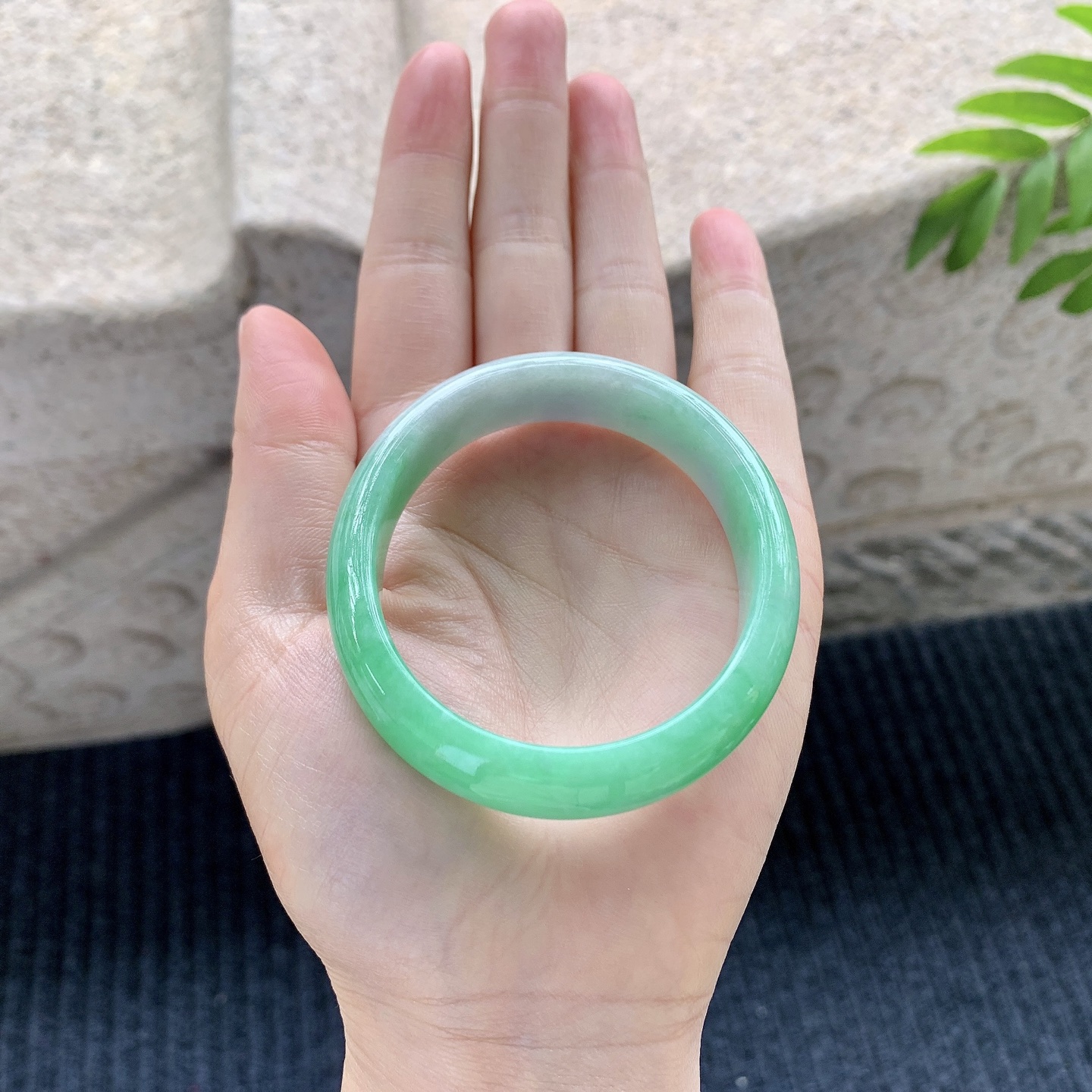 贵妃50 51，圈口53.8/48.7/12.8/7，编码Y052-1，冰飘阳绿，细腻，水润，种老，打灯有细微絮线，无碍