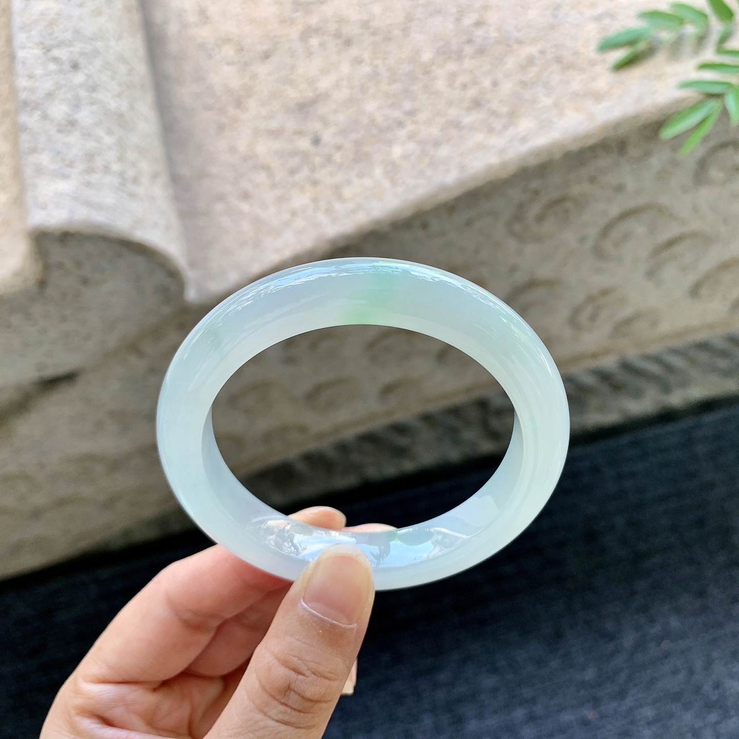 正圈53 54，圈口54.5/11/9，编码GF081956，描述糯冰飘绿，水润，种老，细腻，打灯有棉线