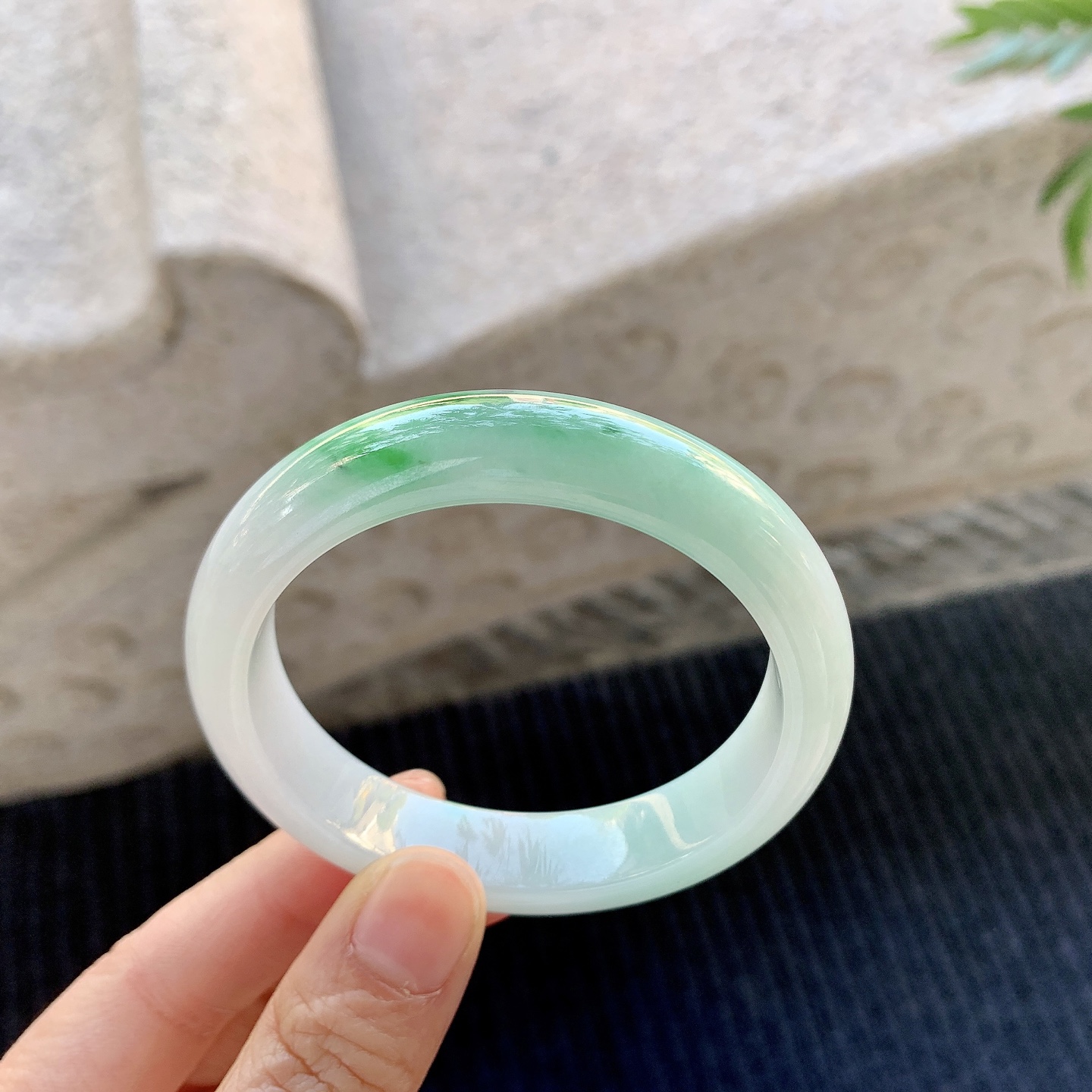 正圈54 55，圈口54.3/12.1/7.7，编码A1081981，描述糯冰飘绿，水润，种老，细腻，打灯有纹线