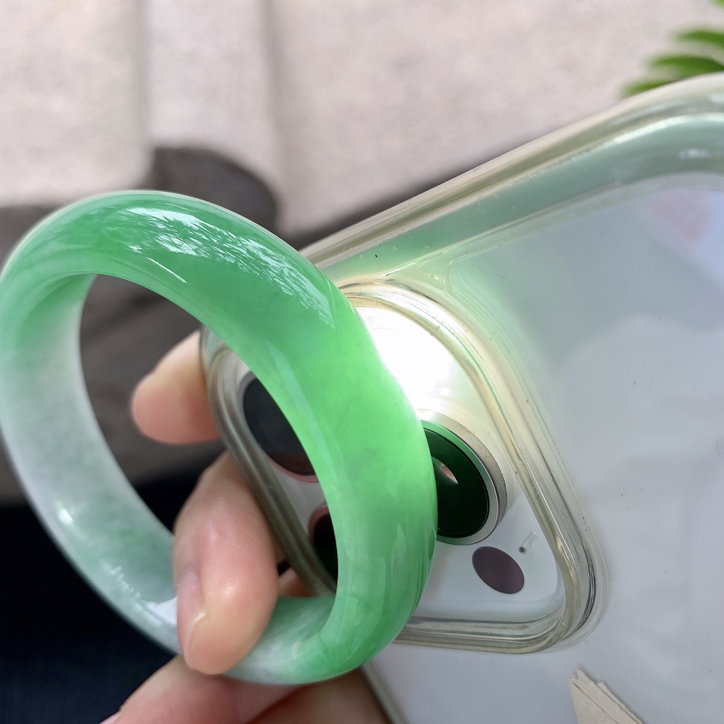 贵妃50 51，圈口53.8/48.7/12.8/7，编码Y052-1，冰飘阳绿，细腻，水润，种老，打灯有细微絮线，无碍