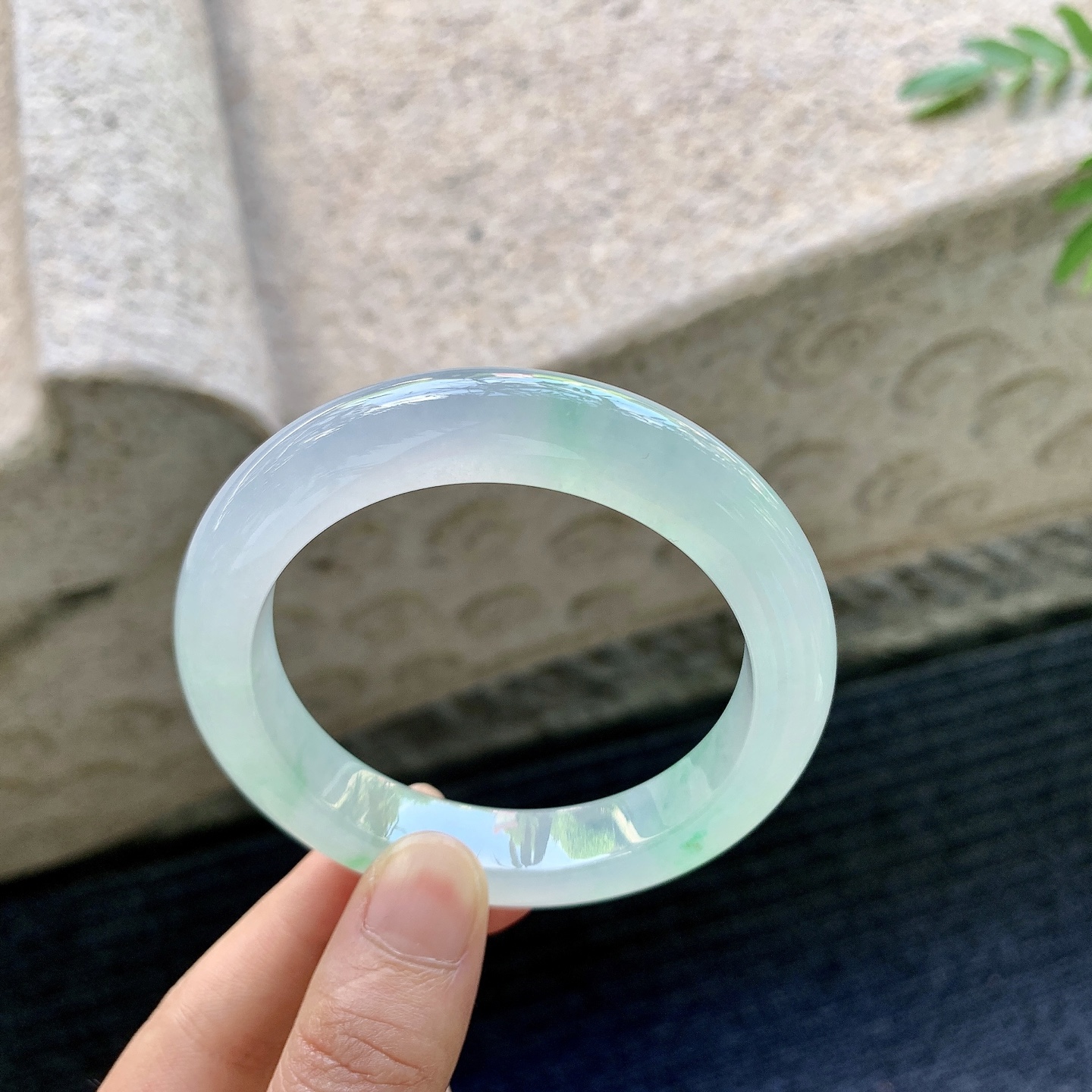 正圈53 54，圈口54.8/11.5/9.3，编码GJ082021，描述：冰糯飘绿，水润，种老，细腻，无裂。