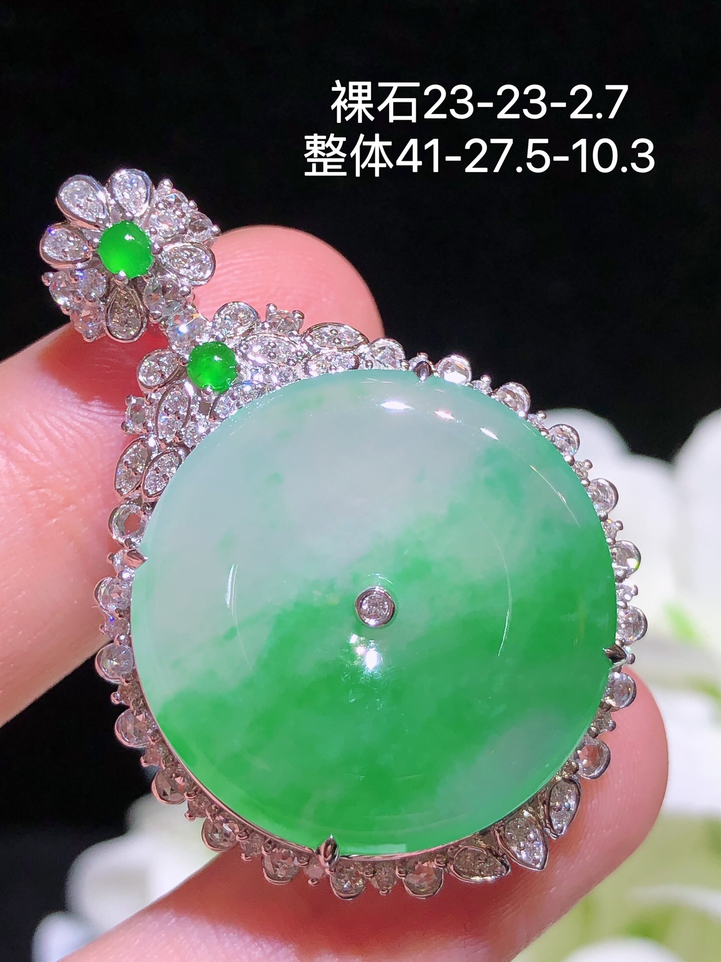 18k金镶冰阳绿平安扣吊坠，无裂，水润色艳，品相饱满，配送银链苹果拍摄，实物更好看，41-27.5-