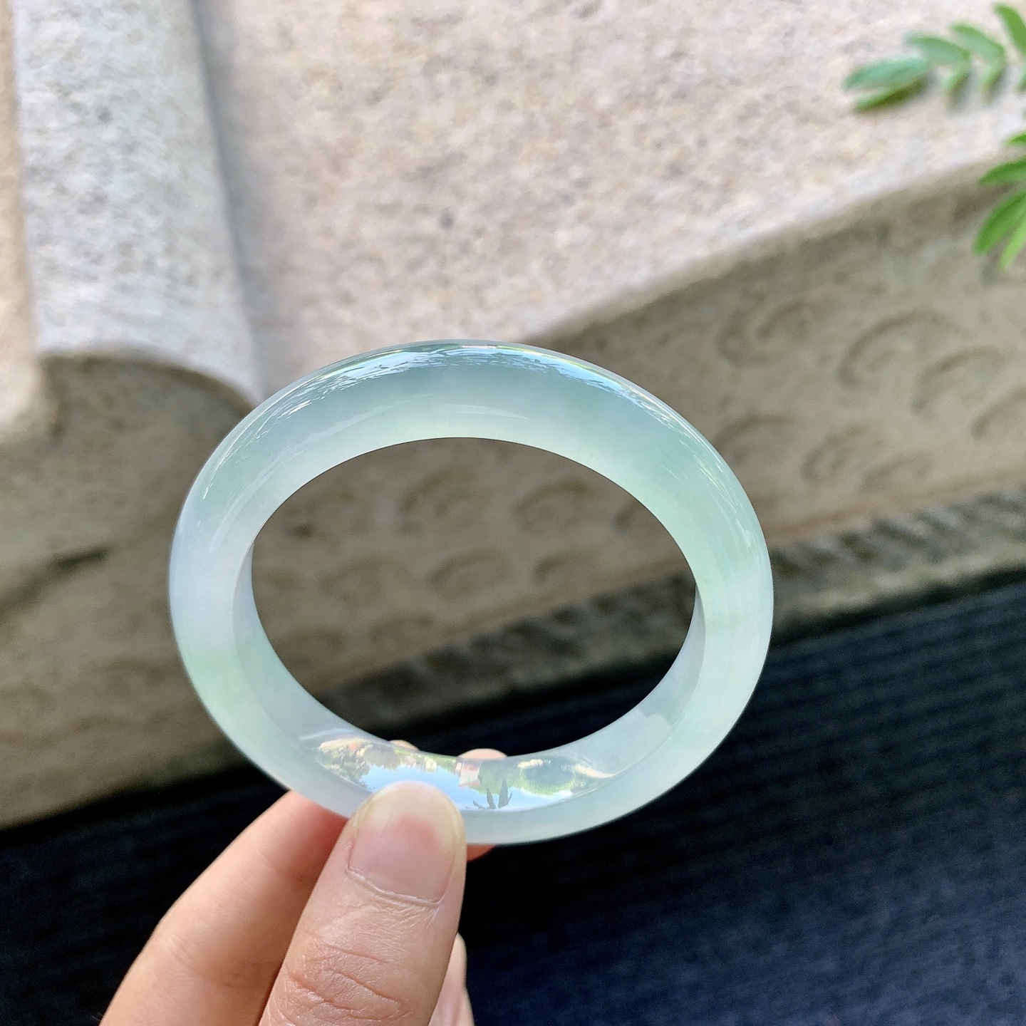 正圈53 54，圈口54.2/11/8.5，编码LH082002，冰糯晴绿，清透，水润，种老，细腻，无裂。