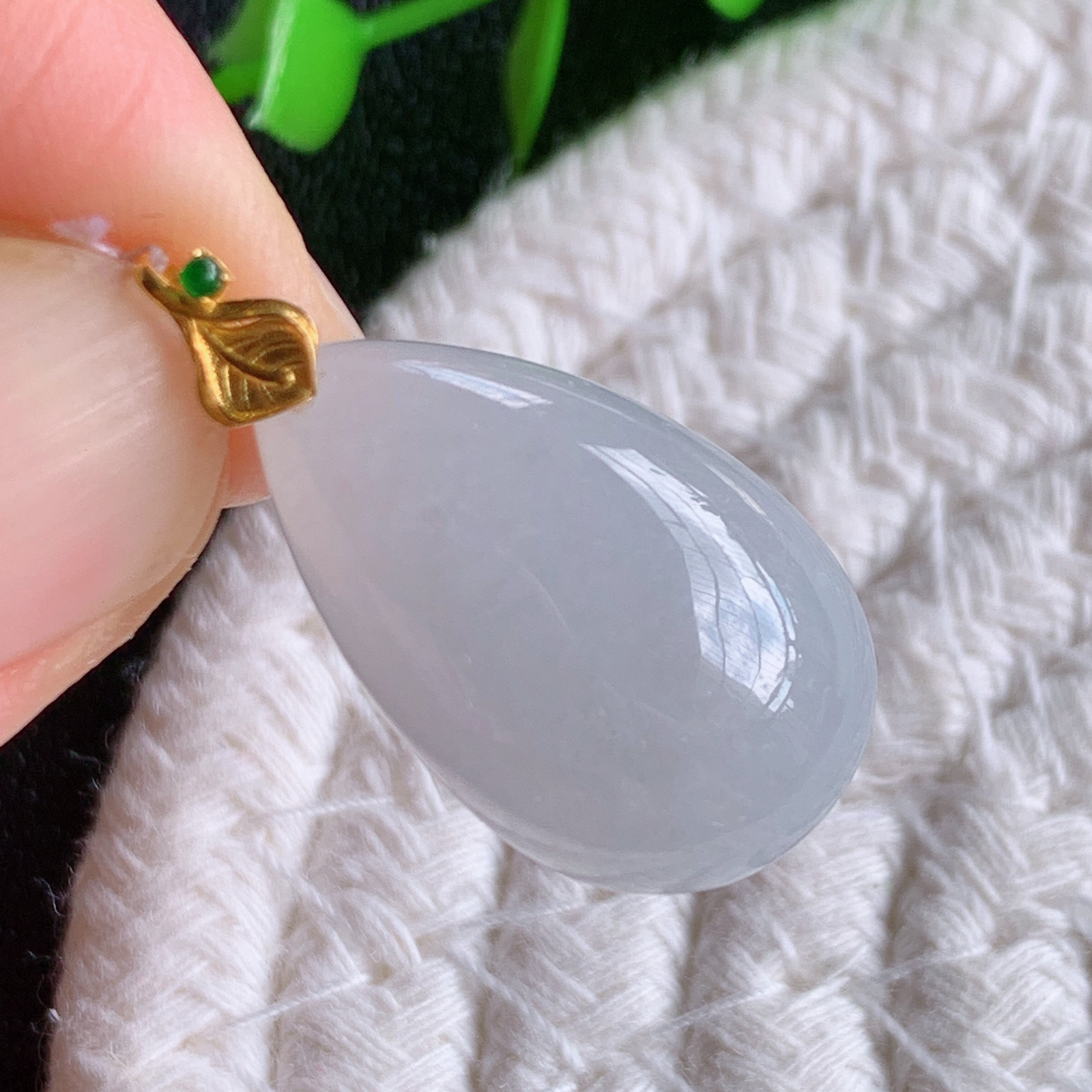 18k金扣冰润水滴翡翠吊坠，款式新颖时尚，日常百搭的款。满满的份量感，清新自然，上身效果优雅迷人！性价比超值  W415.17  整体尺寸：29-14.6-7.8mm  裸石尺寸：23.8-14.6-7.8mm