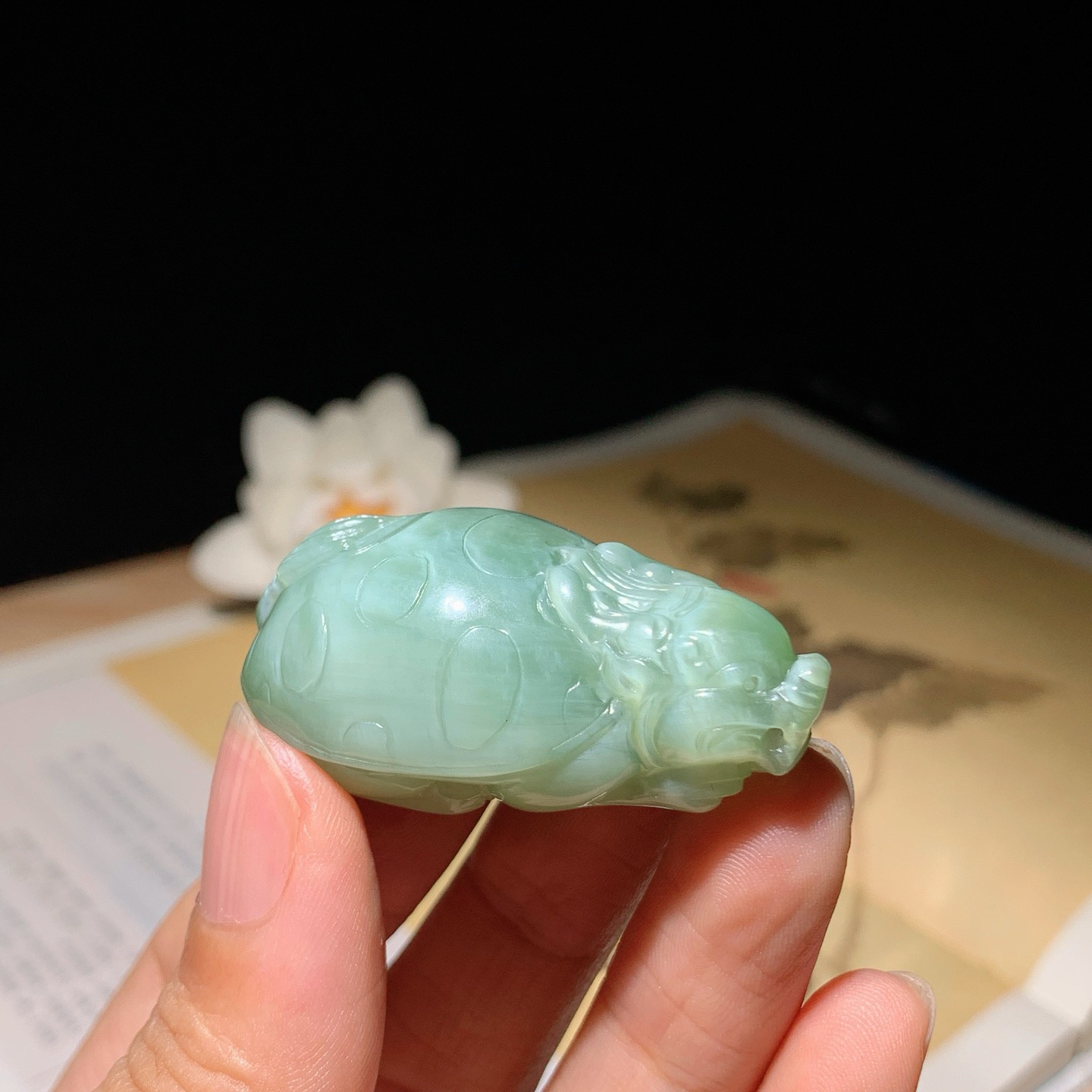 和田玉俄罗斯碧玉粉青猫眼龙龟挂件！尺寸44/27/20重34克。玉质细腻油润。手推出油。佩戴高端典雅