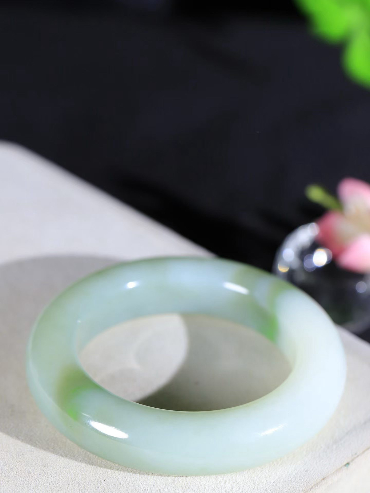 【花样年华·手镯】

精品️和田玉翠青手镯，质地油润细腻，色泽高贵典雅，镯型古朴典雅。在诗情画意的