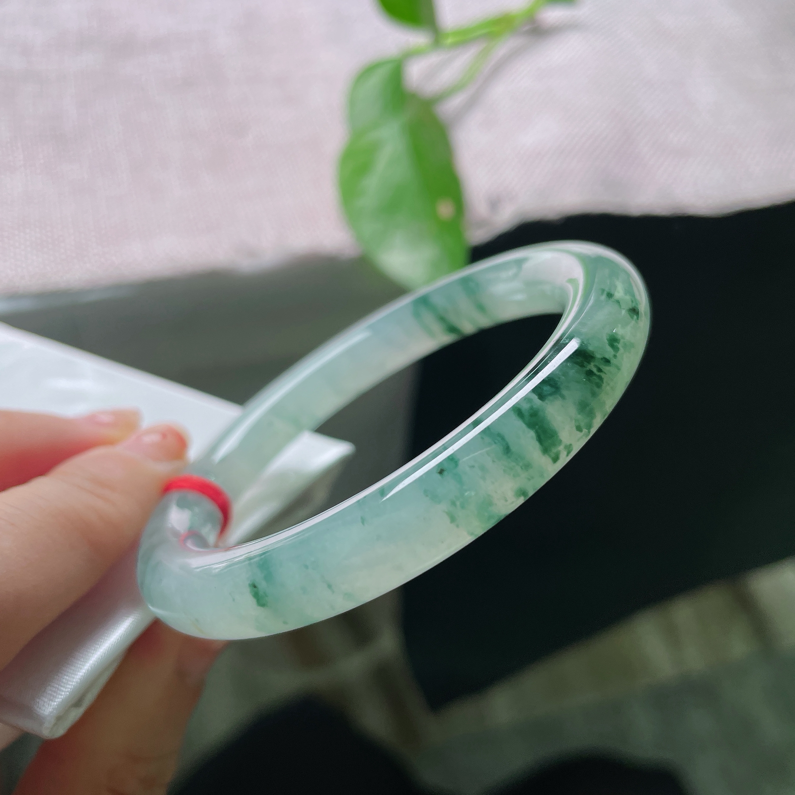 54.4/9.2飘花圆条，底子干净清爽，花色如流云散漫，自然光下极具古典韵味。晶体纹ss57430a