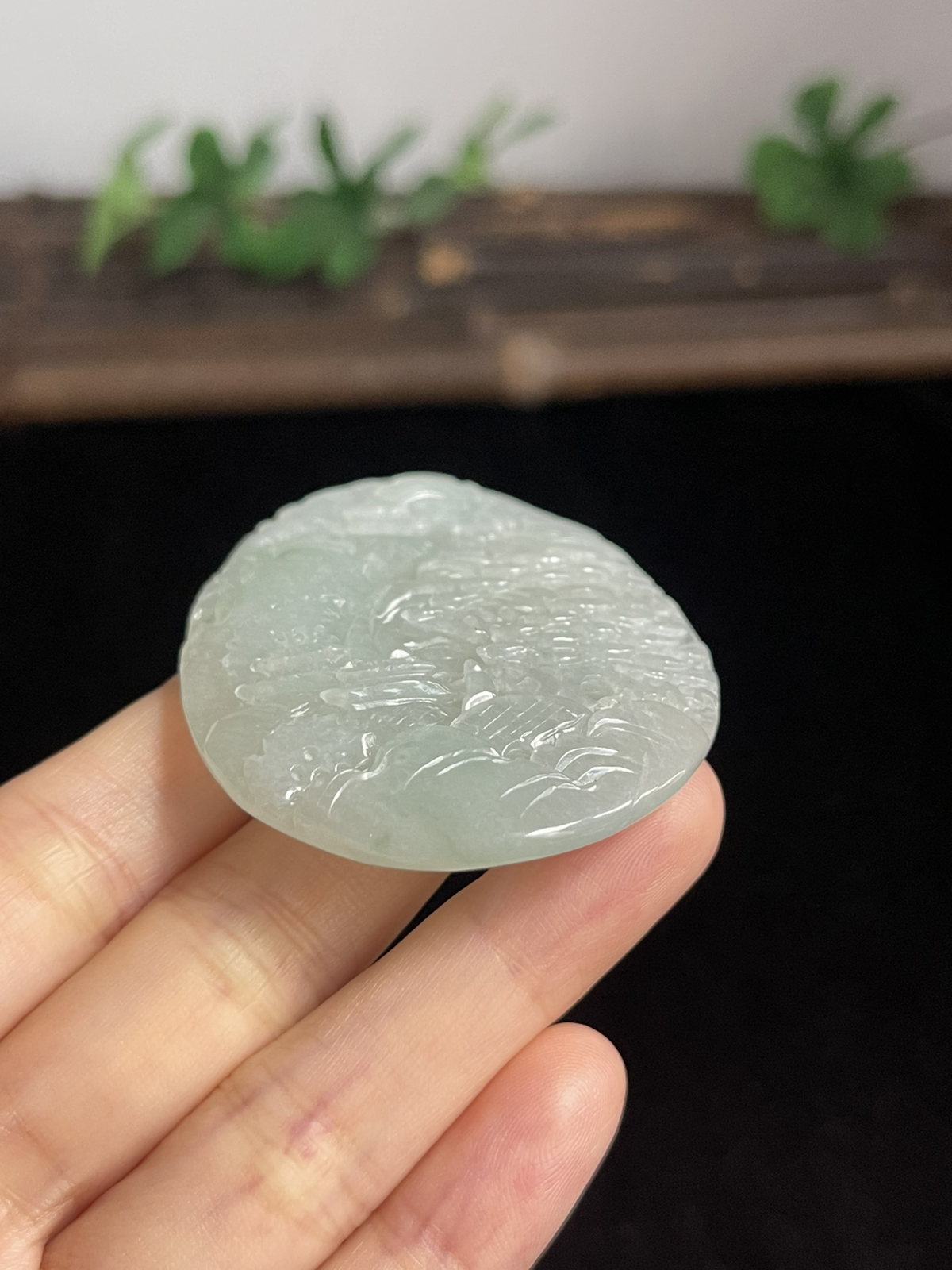 翡翠糯化种淡绿色山水牌