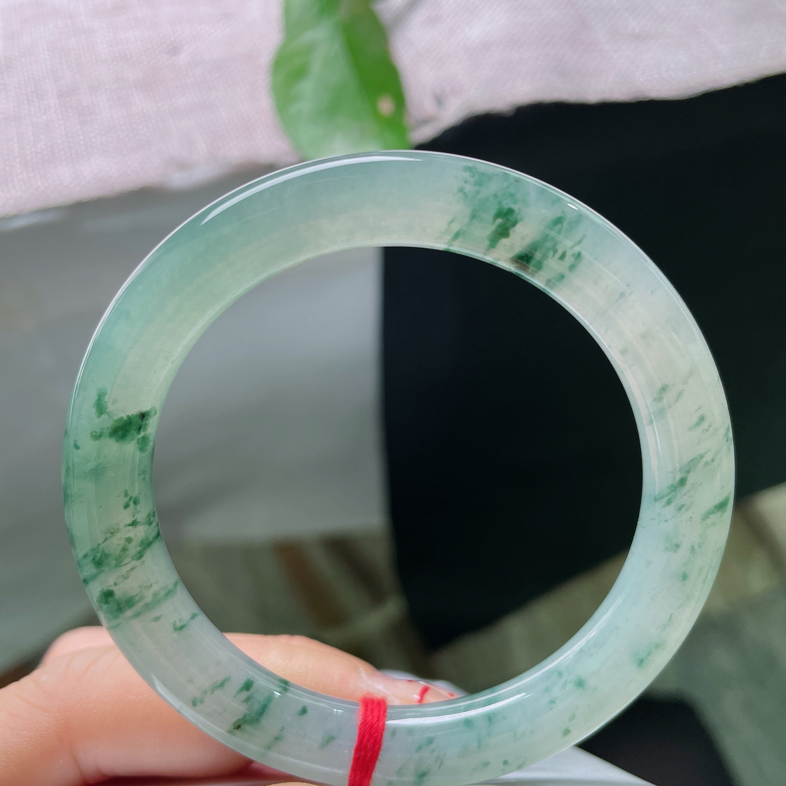 54.4/9.2飘花圆条，底子干净清爽，花色如流云散漫，自然光下极具古典韵味。晶体纹ss57430a