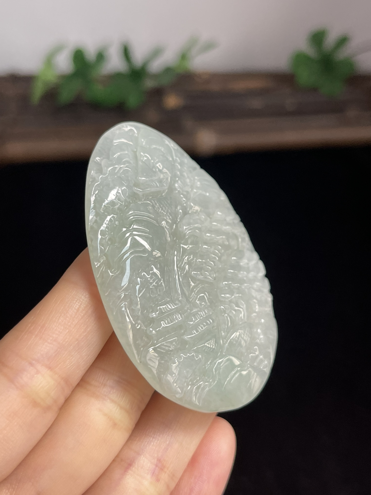 翡翠糯化种淡绿色山水牌
