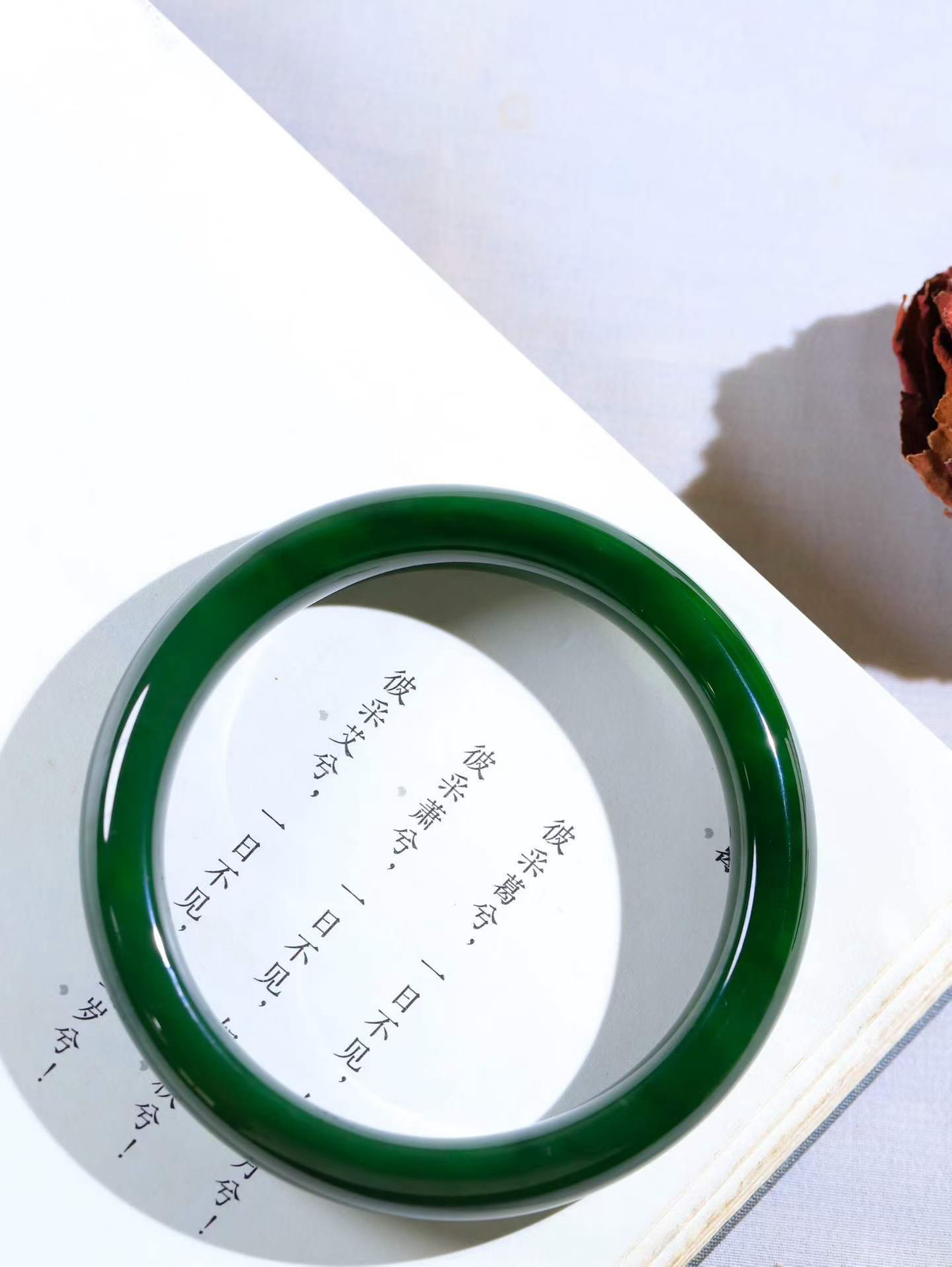 【碧色荡漾·手镯】

精品和田玉碧玉手镯，玉质细腻温润，手感舒适，️线条流畅，简约大气，美自天成，佩戴于腕间，婉约之美，举手投足间透出那份低调奢华，醉人心扉。重65.97克  内径圈口62.5mm  尺寸12.2-9mm  FDA-66801833