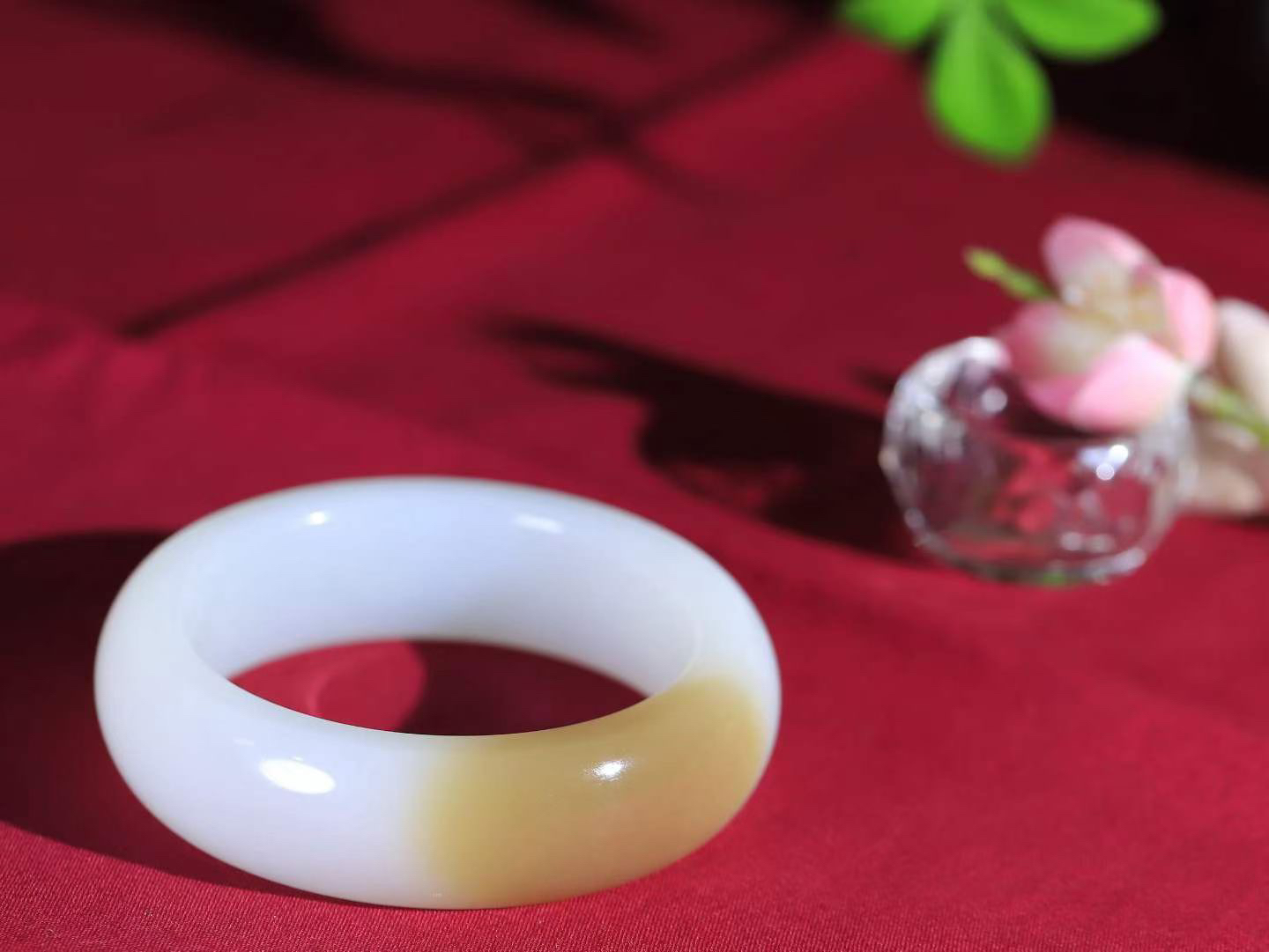 （温柔雅致.手镯）

收藏级臻品️和田玉糖白玉手镯。镯型饱满，温润细腻，脂润沁香。️执一卷书