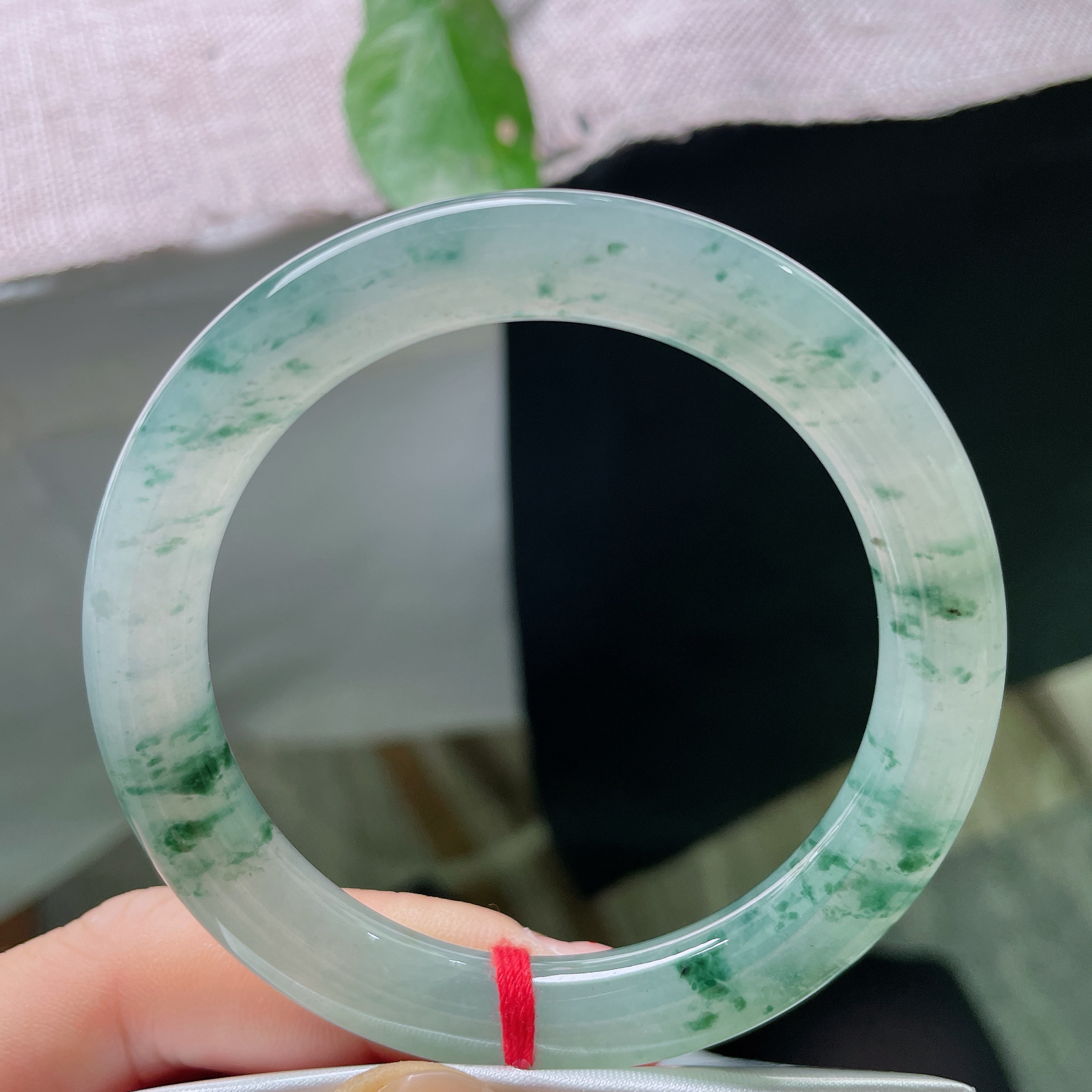 54.4/9.2飘花圆条，底子干净清爽，花色如流云散漫，自然光下极具古典韵味。晶体纹ss57430a