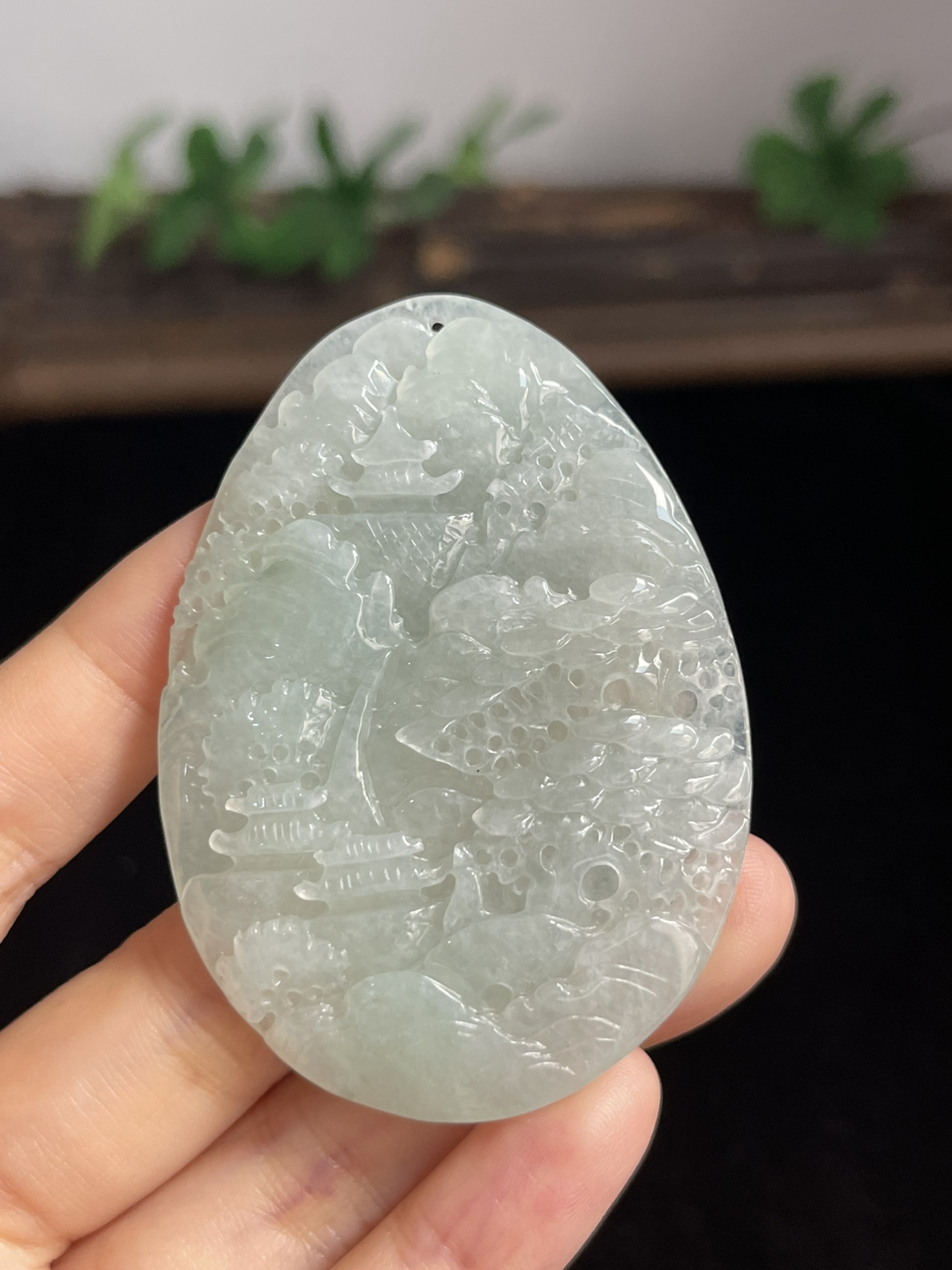 翡翠糯化种淡绿色山水牌