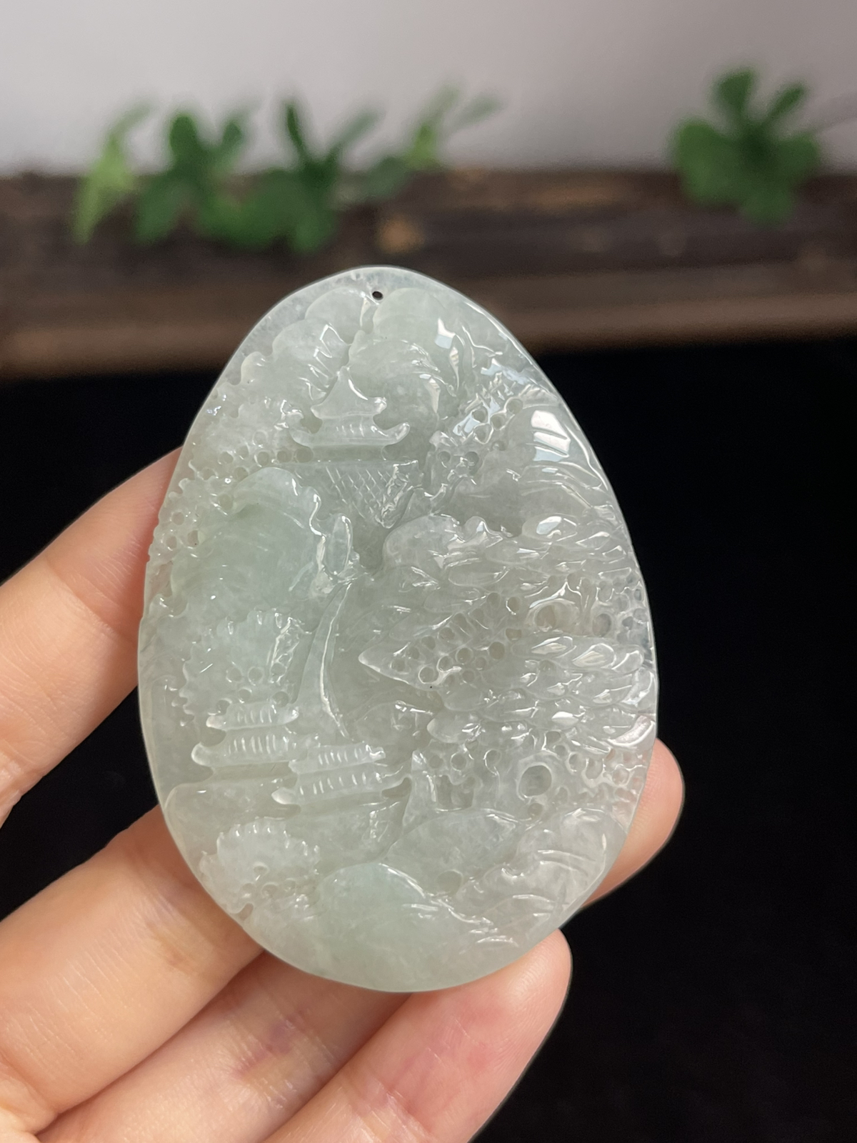 翡翠糯化种淡绿色山水牌