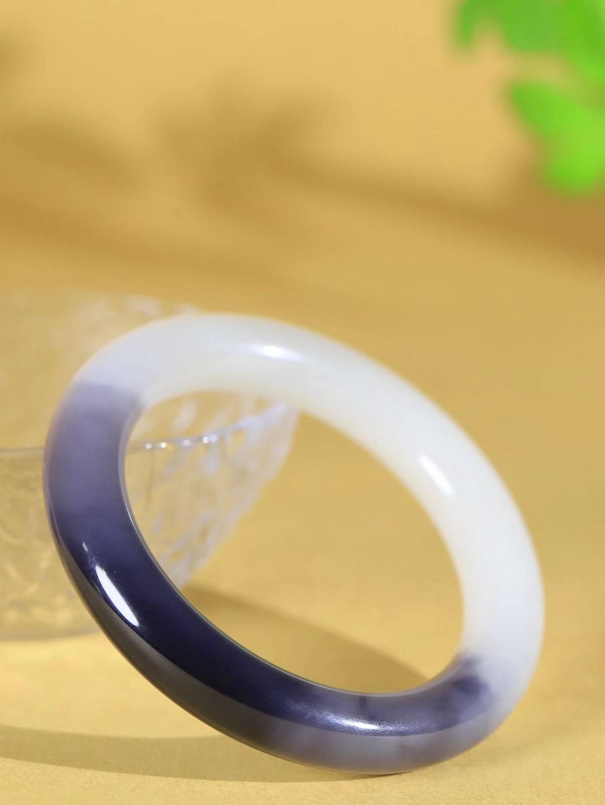 （一见倾心.手镯）

精品️和田玉白玉烟紫双色圆条手镯，玉质温润细腻 油性十足 手感舒适，高华雅逸，线条流畅，简约大气，美自天成，素雅高贵。佩戴于腕间，婉约之美，举手投足间透出那低调奢华。重63.03克  内径54.5mm尺寸11.2-11.3mm  56801736A