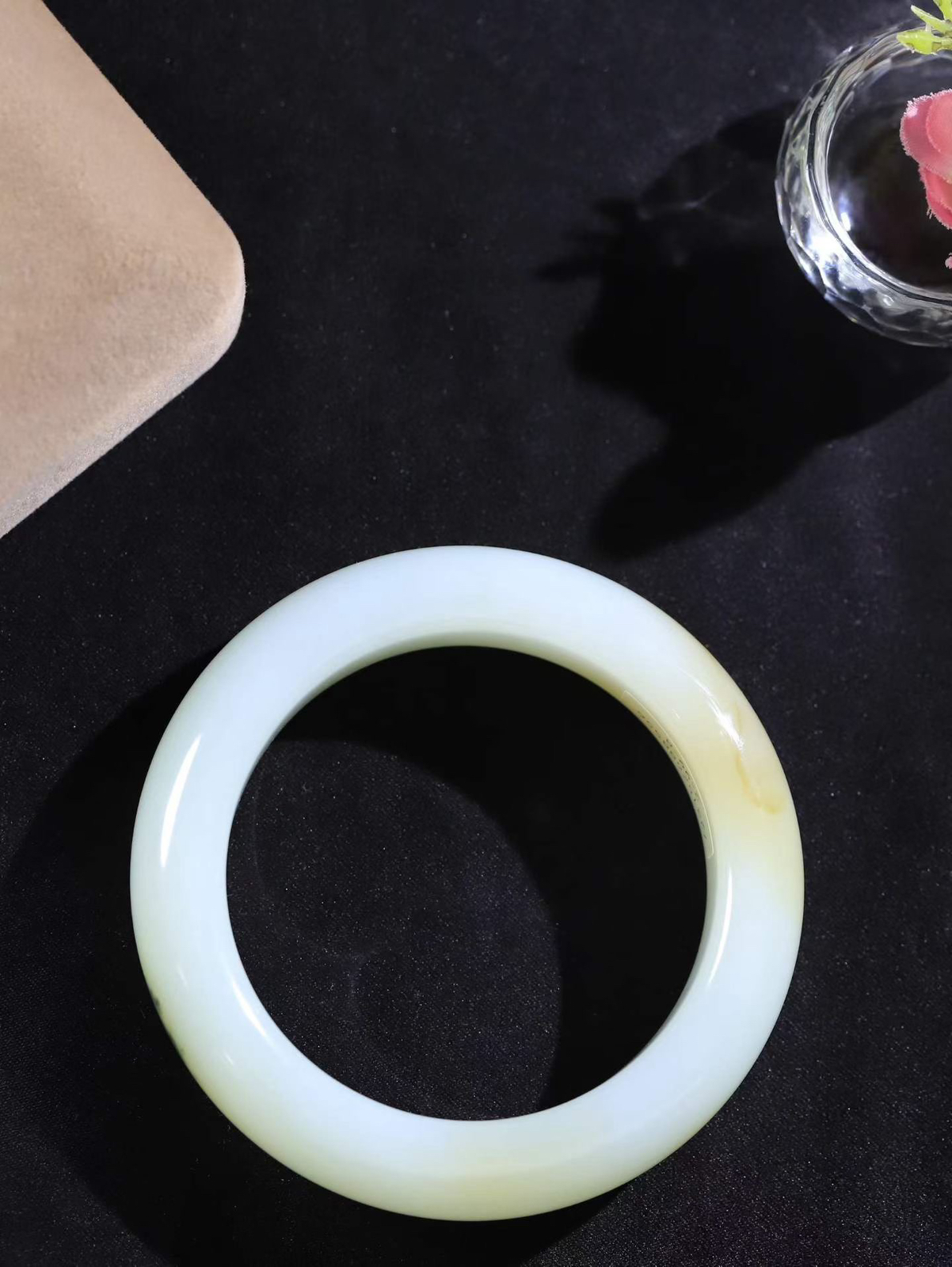 【暖玉生香·手镯】

精品和田玉糖白带翠手镯，质地油润细腻，色泽高贵典雅，镯型古朴典雅。在诗情画意的雨巷相遇，你是我腕间的一抹风情，有你眸有深情，清风荡漾湖间静水，我愿俯身低眉，在烟波涟漪处，寻你深情倩影。内径56mm尺寸17.6-11mm重99.92克  69801658A