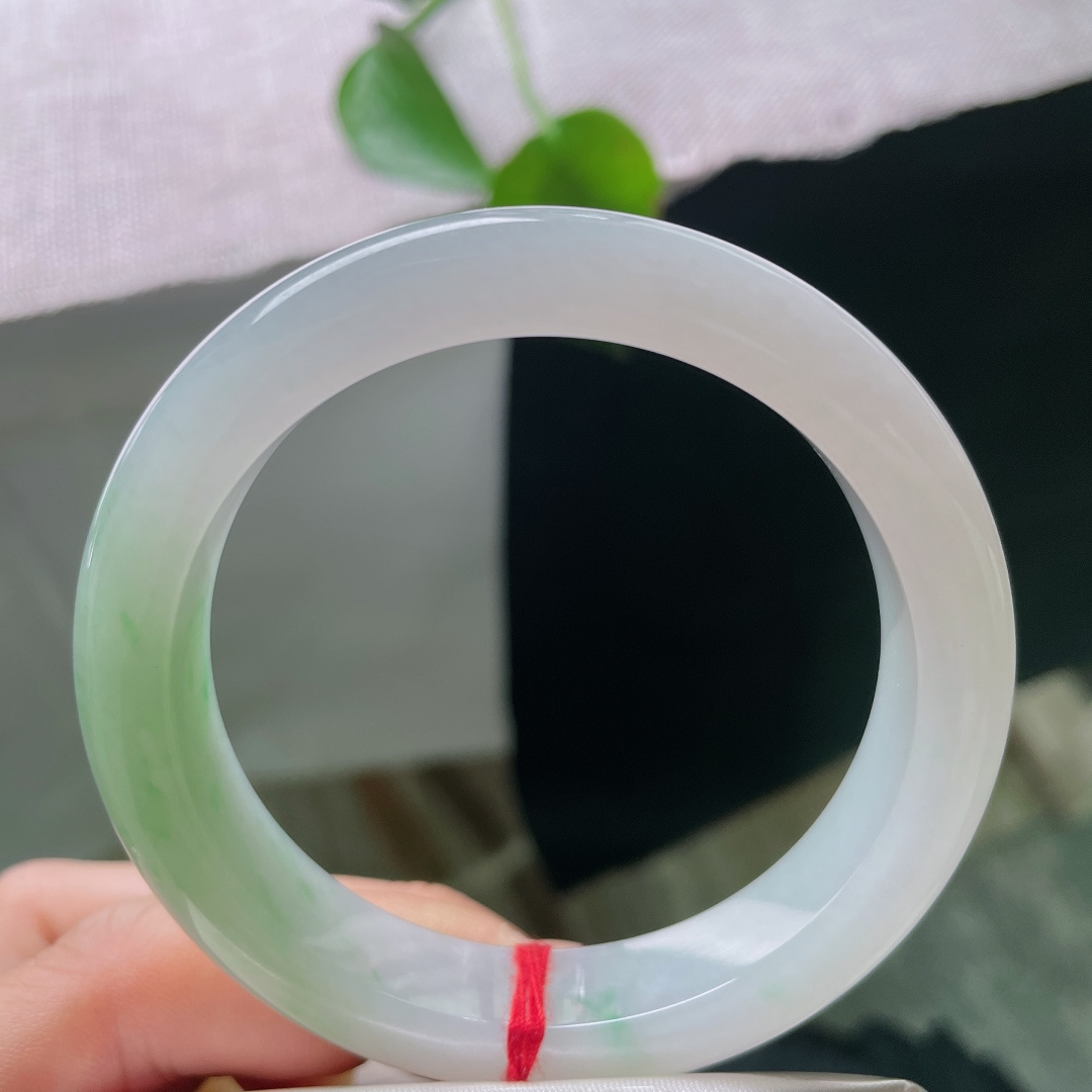 55.8/11.9/9.3，飘绿正圈，皮纹，特色半山水，如同暮色里漫上来的一抹春山绿意，一半素雅，一半明媚，上手温婉大气，有着恰到好处的含蓄美感。ss56945a