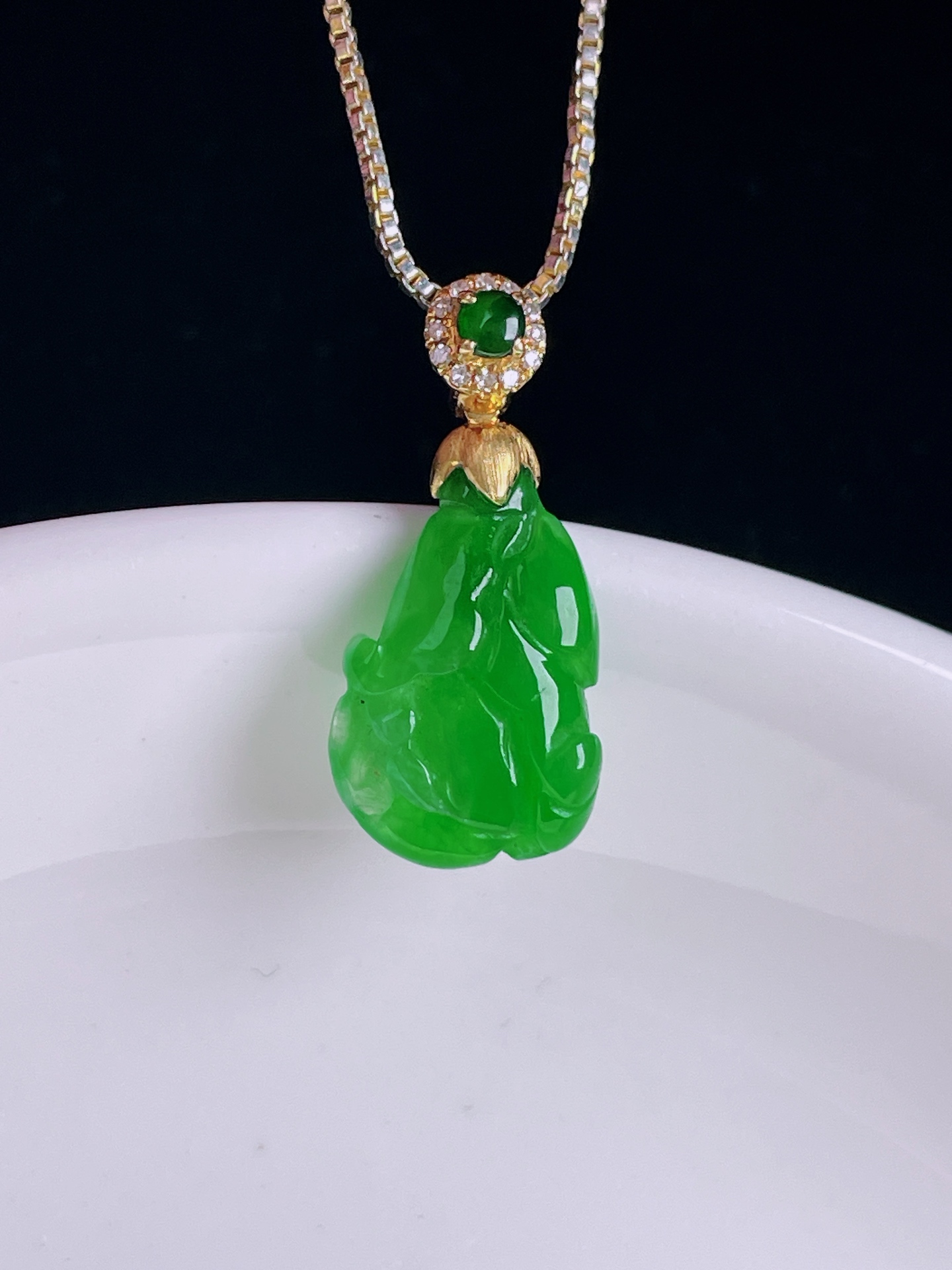 冰绿百财白菜，18k镶嵌，老种起光，细底通透，尺寸：21.2裸石14.4/9.4/4.6mm0819