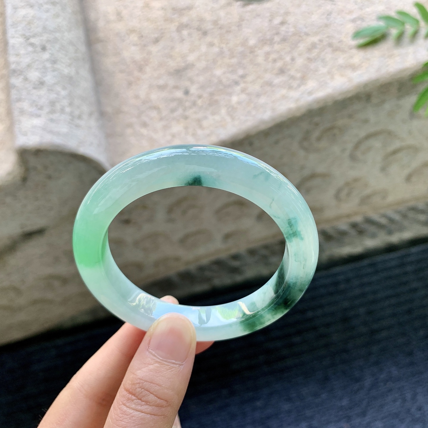 正圈52 53，圈口53.6/10.3/9，编码GF081954，糯冰飘花，飘绿，水润，种老，细腻，无裂。