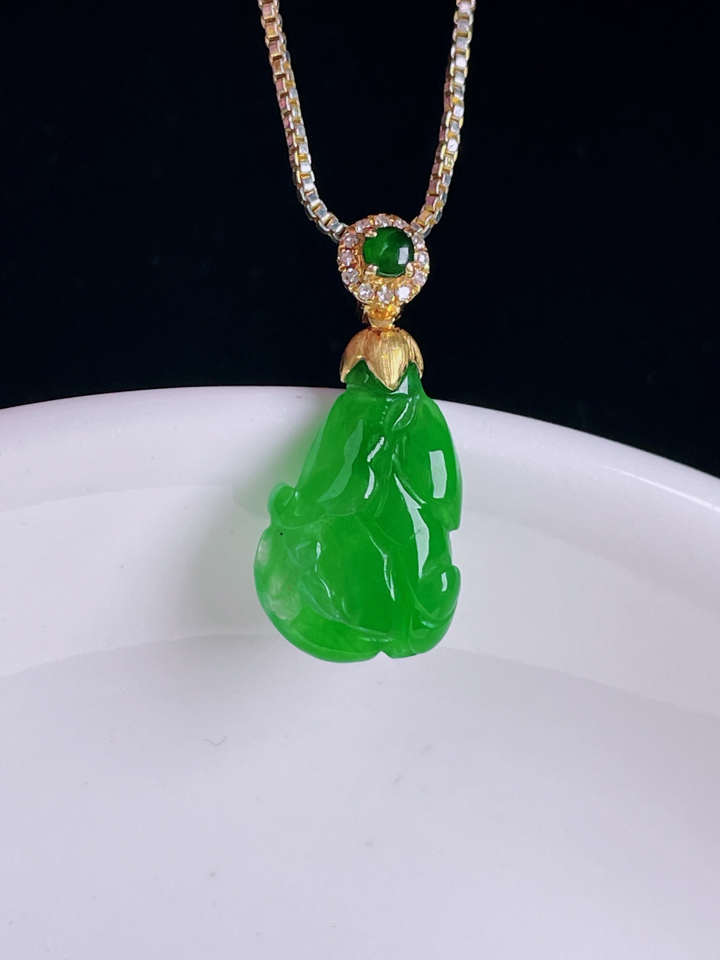 冰绿百财白菜，18k镶嵌，老种起光，细底通透，尺寸：21.2裸石14.4/9.4/4.6mm0819