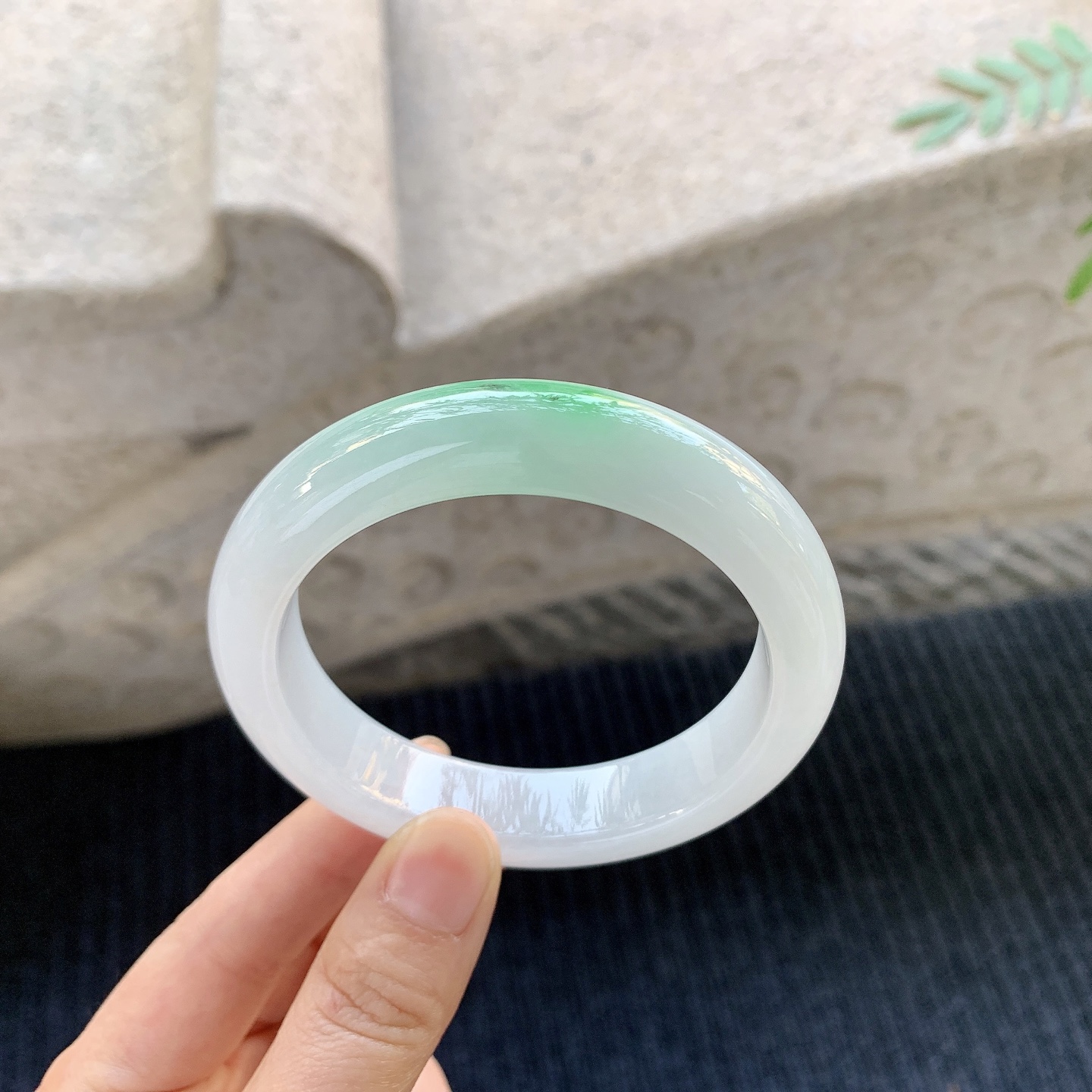 正圈57 58，圈口58/13.5/9.3，编码C5081710，描述飘绿，水润，种老，细腻，打灯有棉线