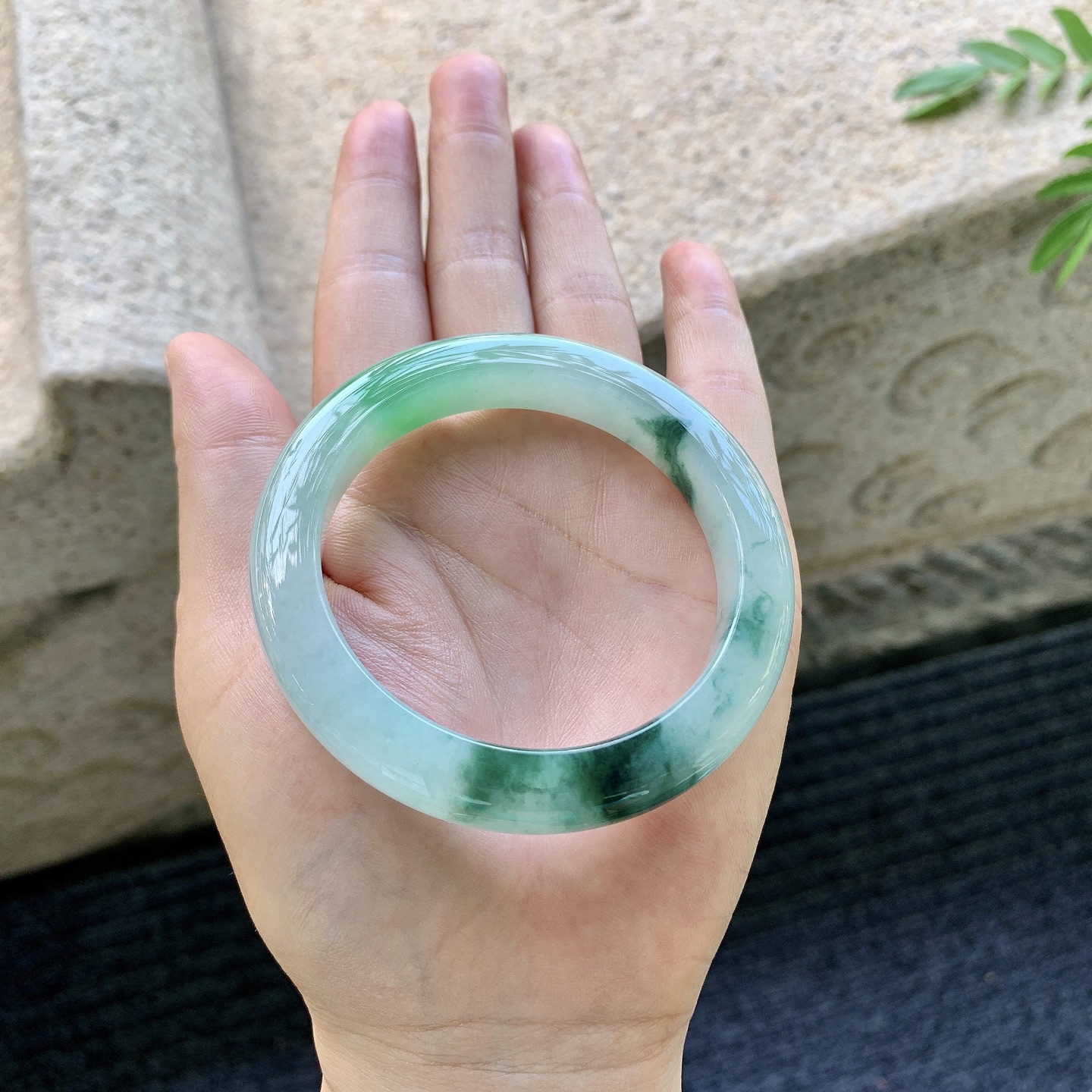 正圈52 53，圈口53.6/10.3/9，编码GF081954，糯冰飘花，飘绿，水润，种老，细腻，无裂。