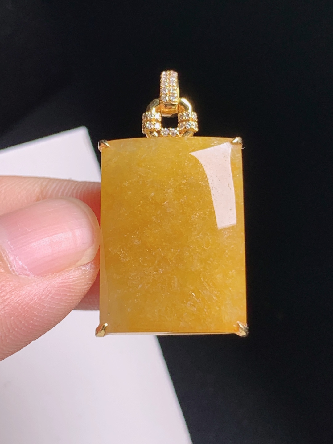 黄翡方牌吊坠，暖意浓郁，简约大气，稳重大气