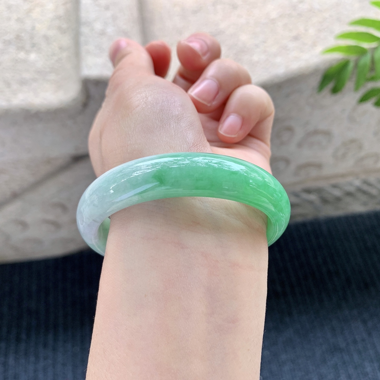 贵妃50 51，圈口53.8/48.7/12.8/7，编码Y052-1，冰飘阳绿，细腻，水润，种老，打灯有细微絮线，无碍