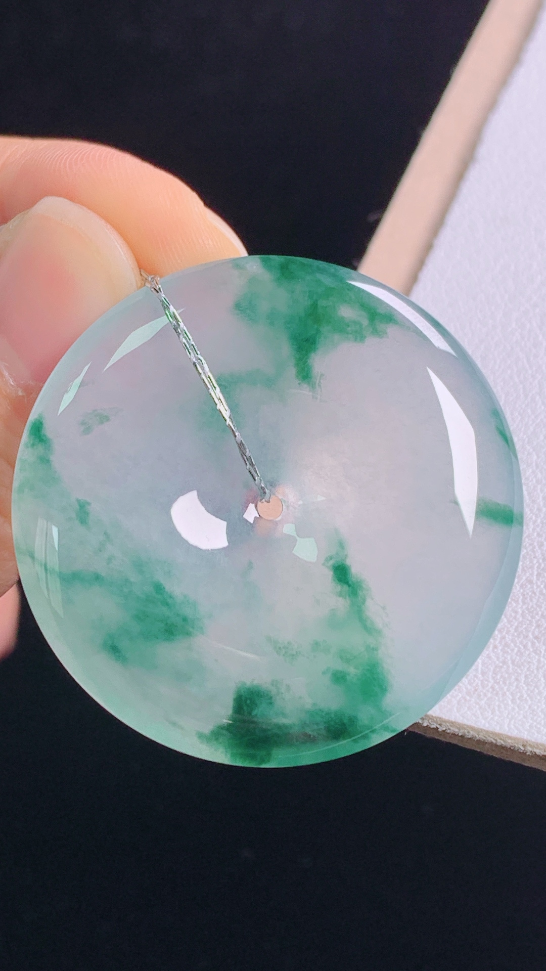 ️冰飘花平安扣，花色灵动，水润清爽，无裂，尺寸:35.8-5.8mm 17