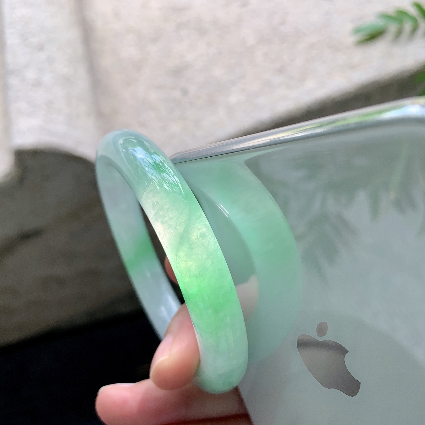 圆条50 51，圈口51.4/10.2/10，编码GF081957，糯冰飘绿，水润，种老，细腻，有纹线。