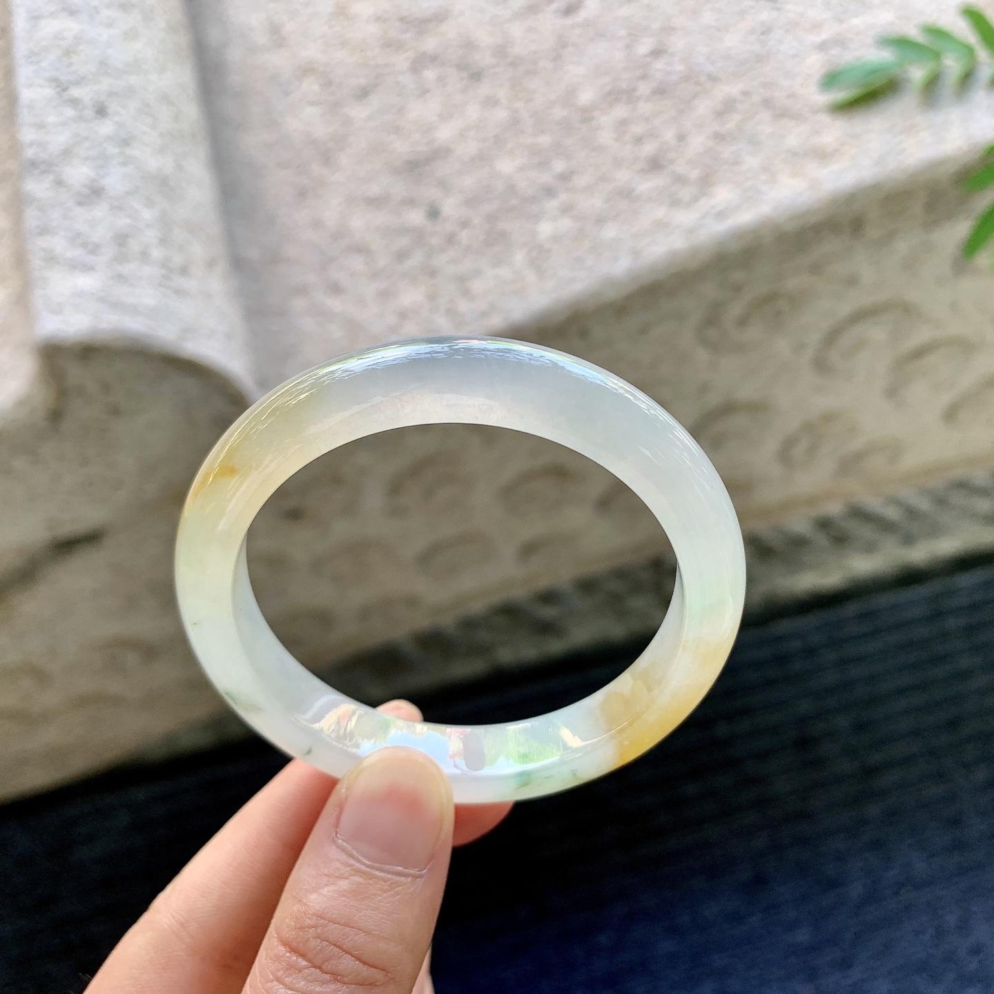 正圈51 52，圈口52.3/10.2/7.4，编码G9082022，描述糯冰飘黄翡，水润，种老，细腻，打灯有纹线。