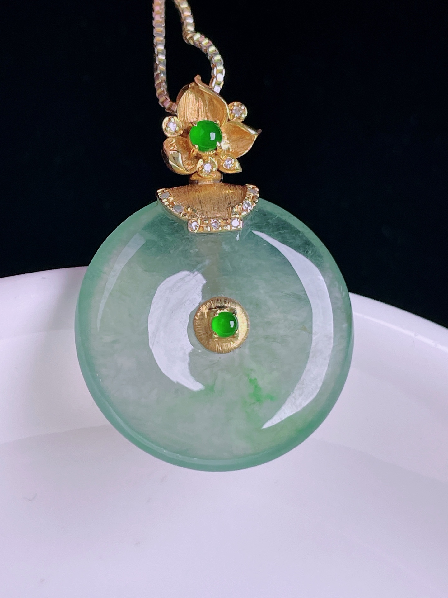 ️冰绿平安扣，18k镶嵌，老种起光，细底通透，尺寸：29裸石21.2/4mm0819