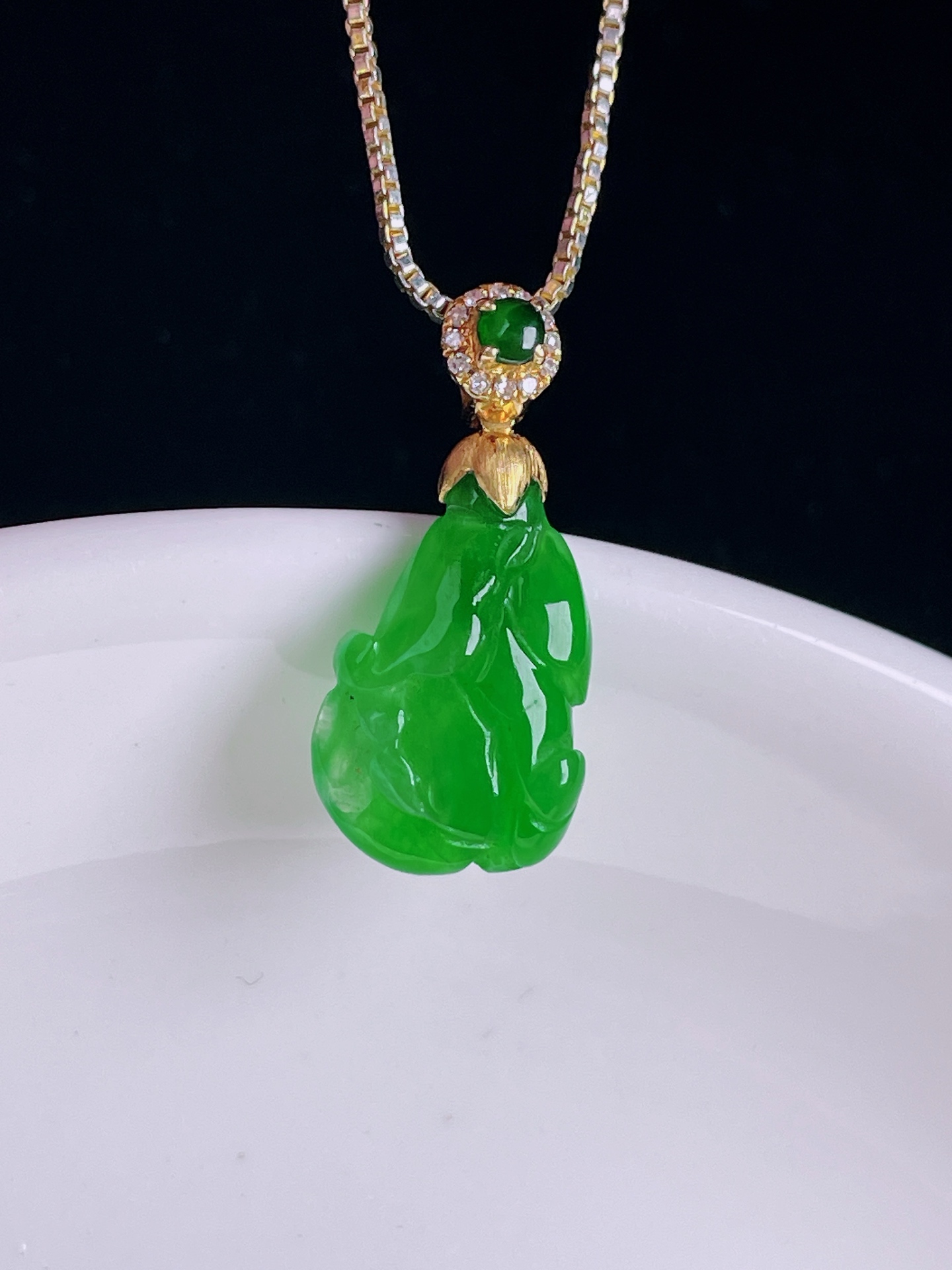 冰绿百财白菜，18k镶嵌，老种起光，细底通透，尺寸：21.2裸石14.4/9.4/4.6mm0819