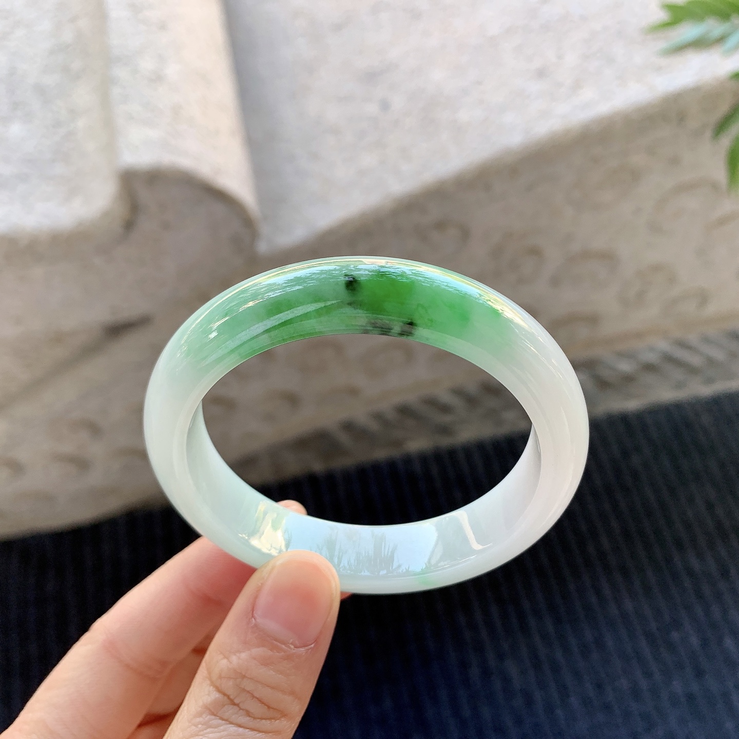 正圈54 55，圈口54.3/12.1/7.7，编码A1081981，描述糯冰飘绿，水润，种老，细腻，打灯有纹线