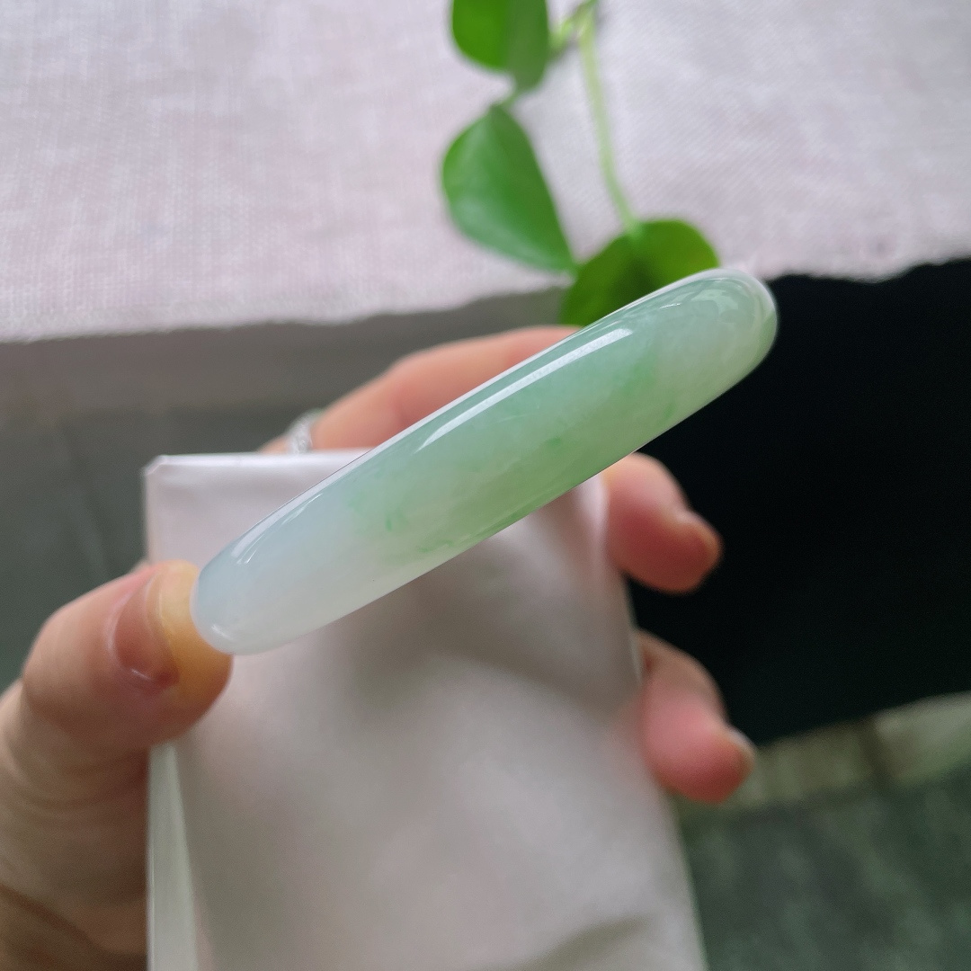 55.8/11.9/9.3，飘绿正圈，皮纹，特色半山水，如同暮色里漫上来的一抹春山绿意，一半素雅，一半明媚，上手温婉大气，有着恰到好处的含蓄美感。ss56945a
