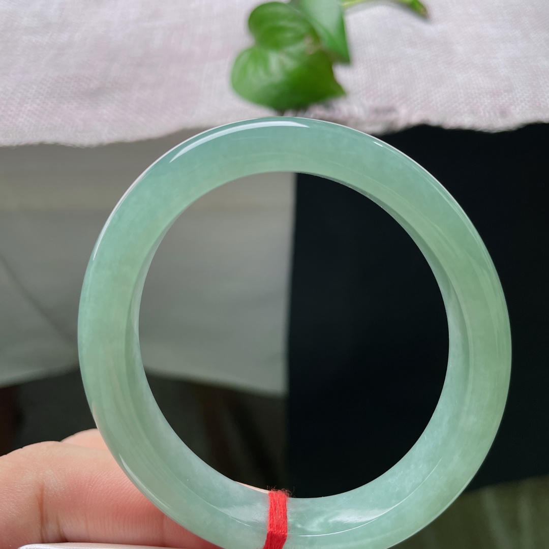 绿底贵妃，无裂，满圈清新湖水绿莹亮通透，雅致动人，上手自带沁人心扉的清爽凉意，ss54779a